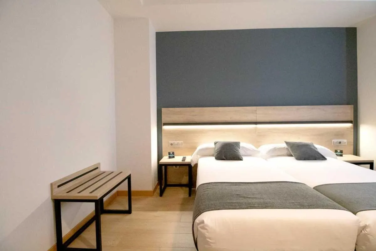 Photo of the whole room, Bed in Alda Valladolid Sur