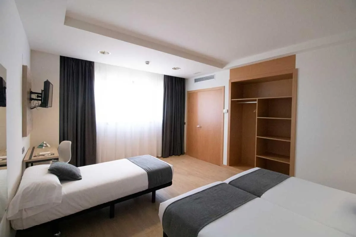 Photo of the whole room, Bed in Alda Valladolid Sur