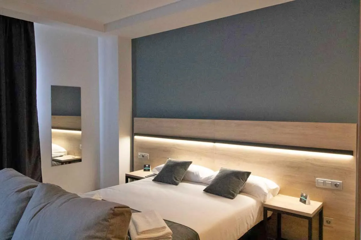 Photo of the whole room, Bed in Alda Valladolid Sur