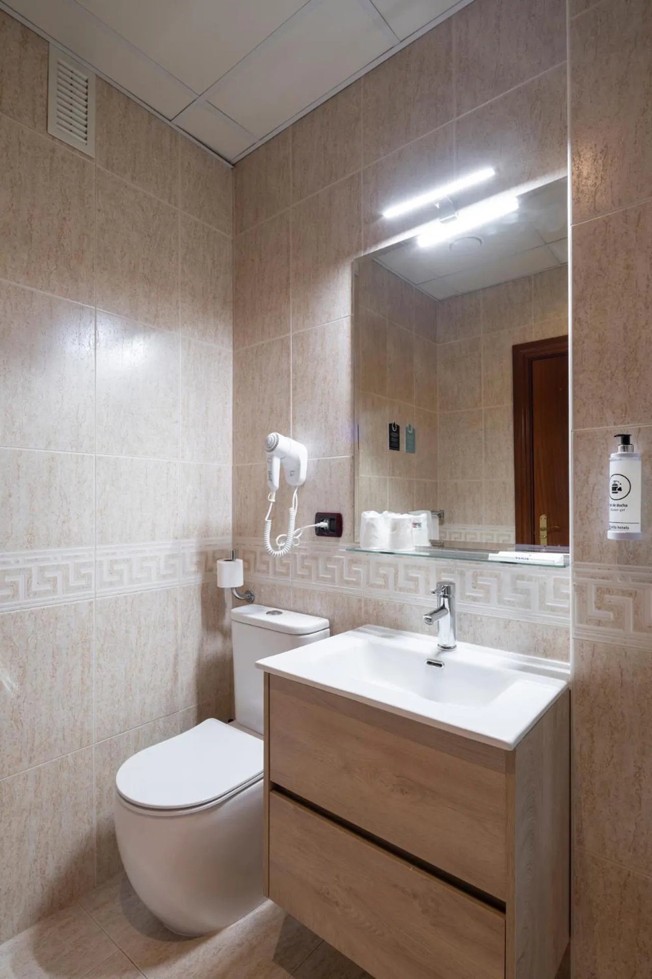 Bathroom in Hotel Alda Malvasía