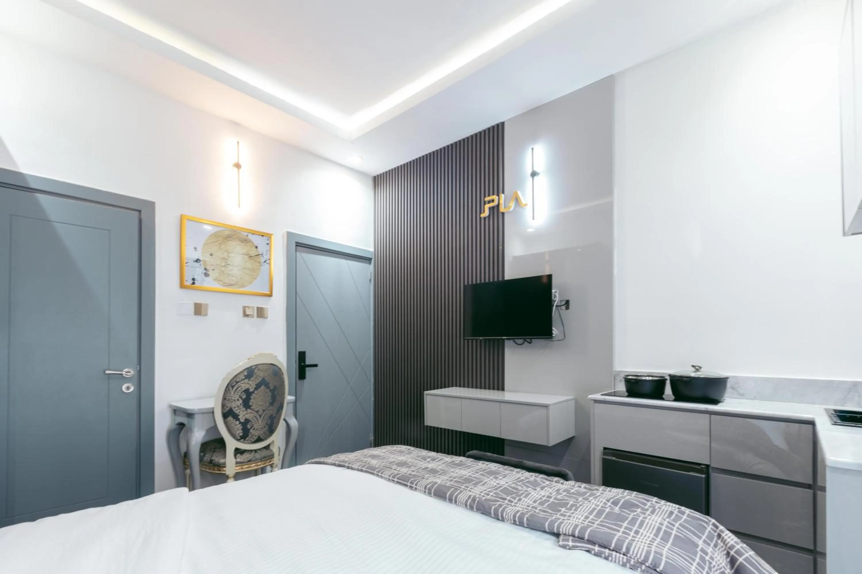 TV and multimedia, Bed in Phoenix Luxury Apartments