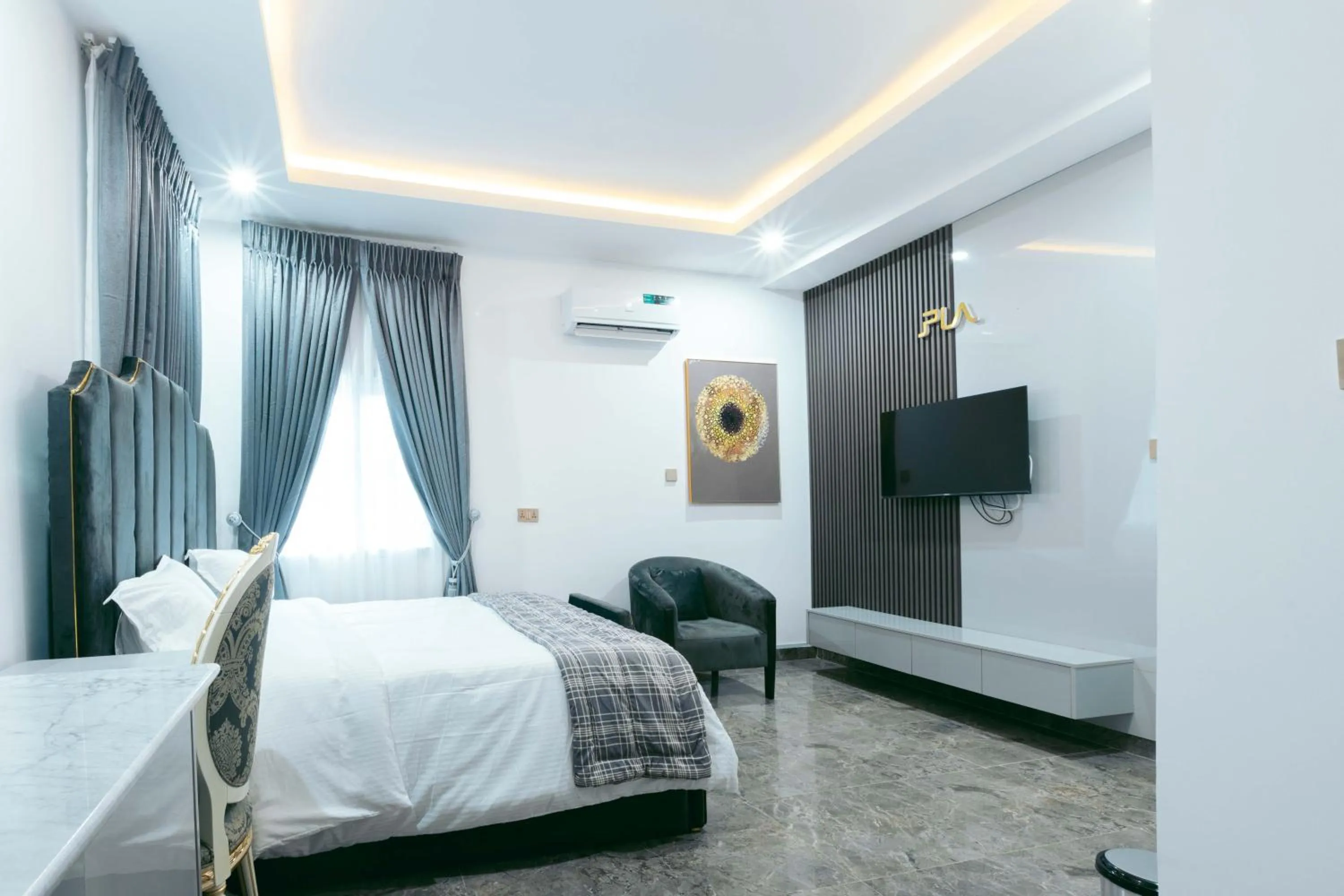 TV and multimedia, Bed in Phoenix Luxury Apartments