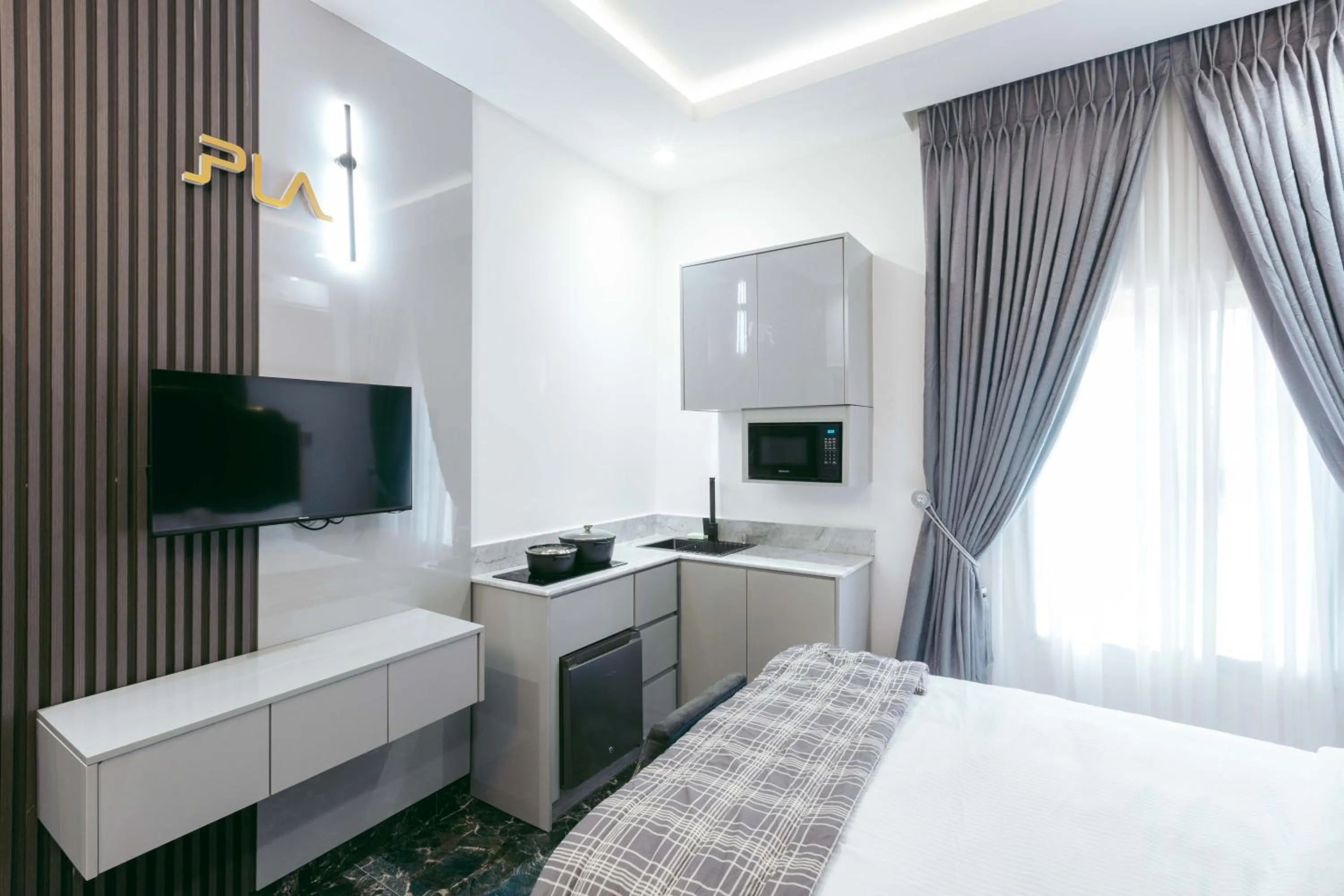 Kitchen or kitchenette, Bed in Phoenix Luxury Apartments