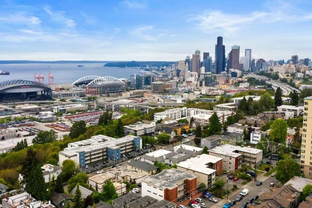 Seattle Cloud 2BR Prime Location