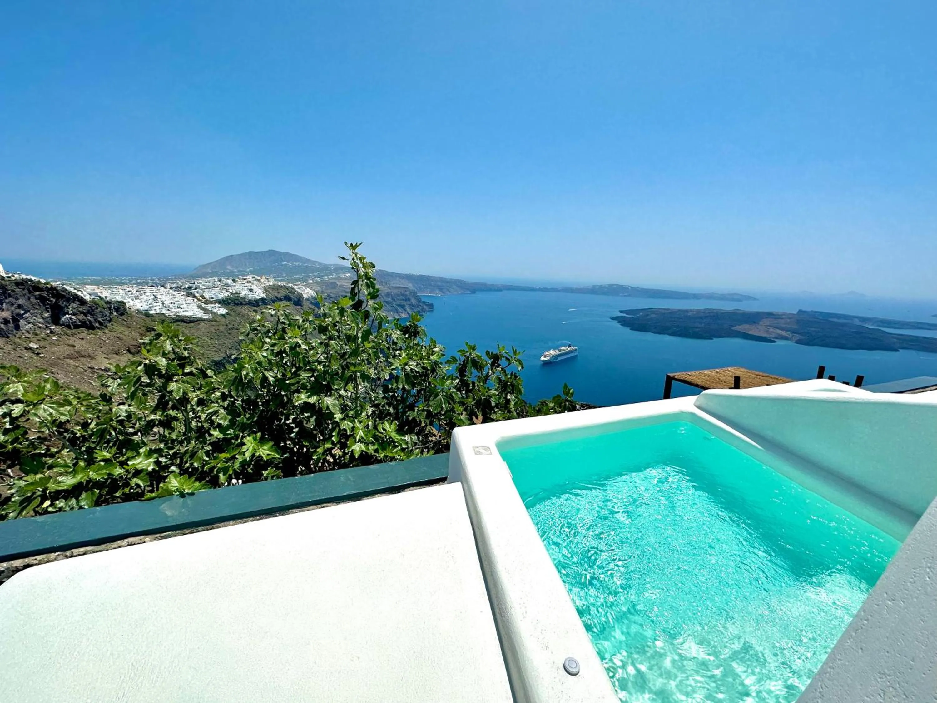 Hot Tub in Eteoro Suites