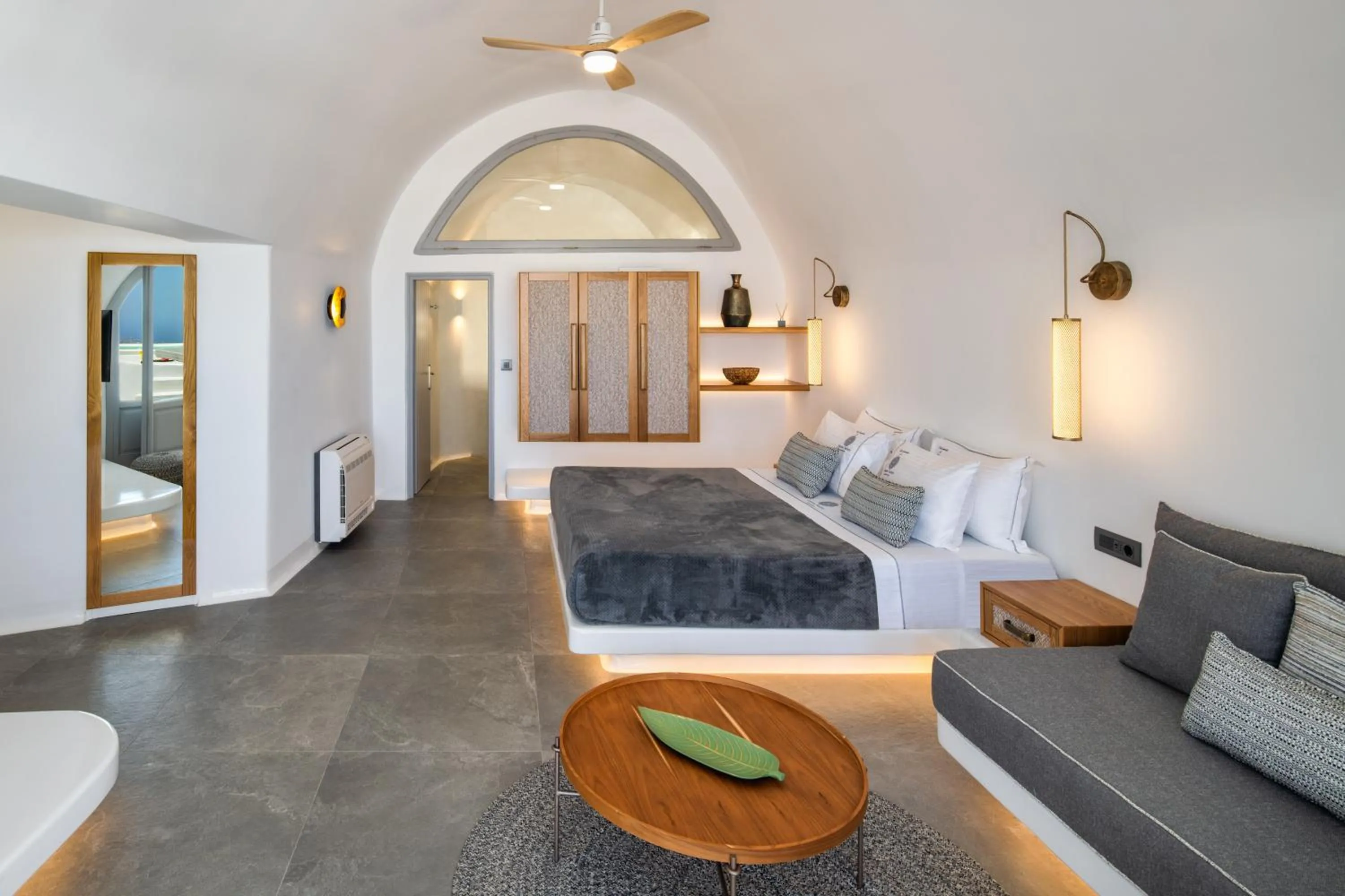 Photo of the whole room, Bed in Eteoro Suites