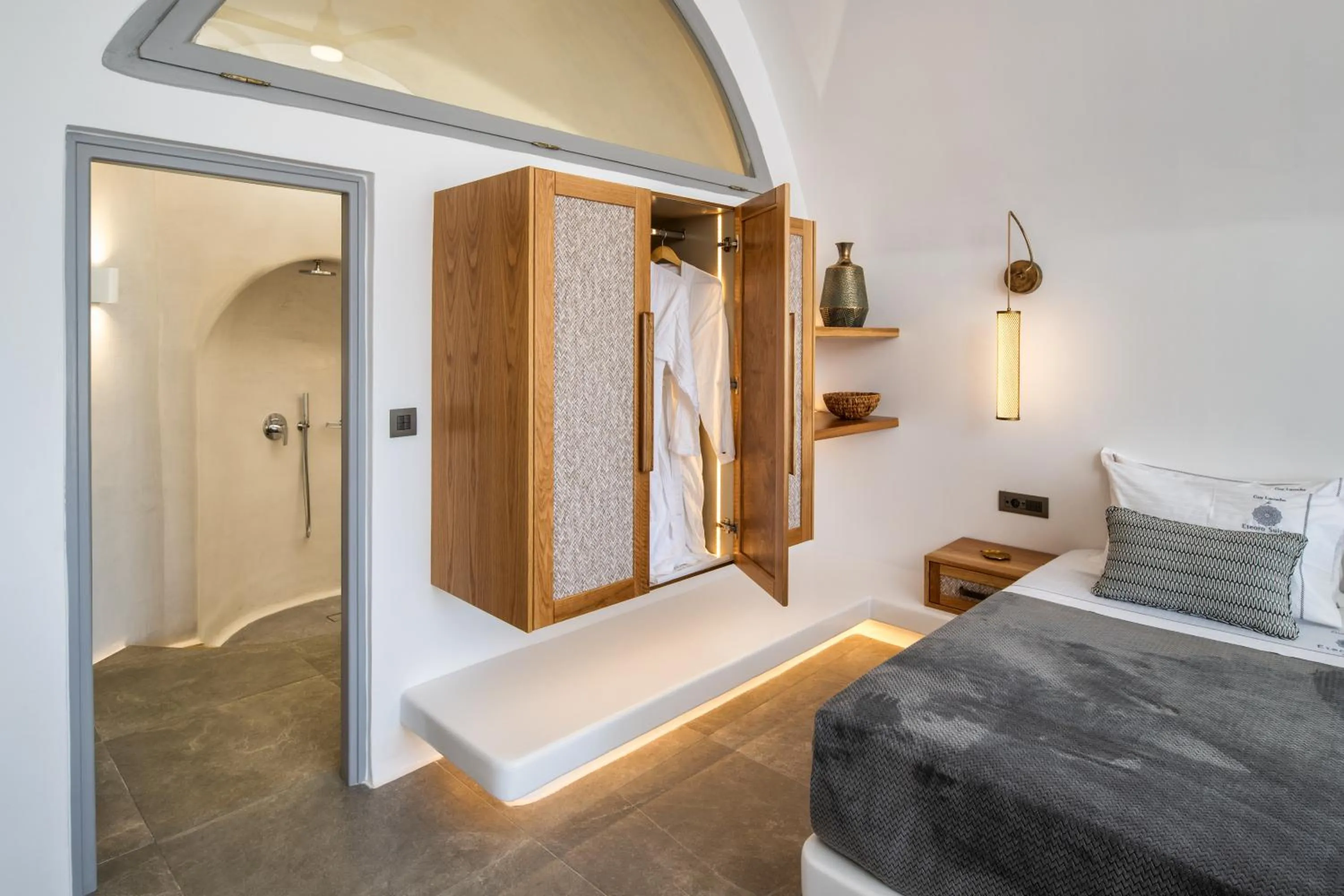 Shower, Bed in Eteoro Suites