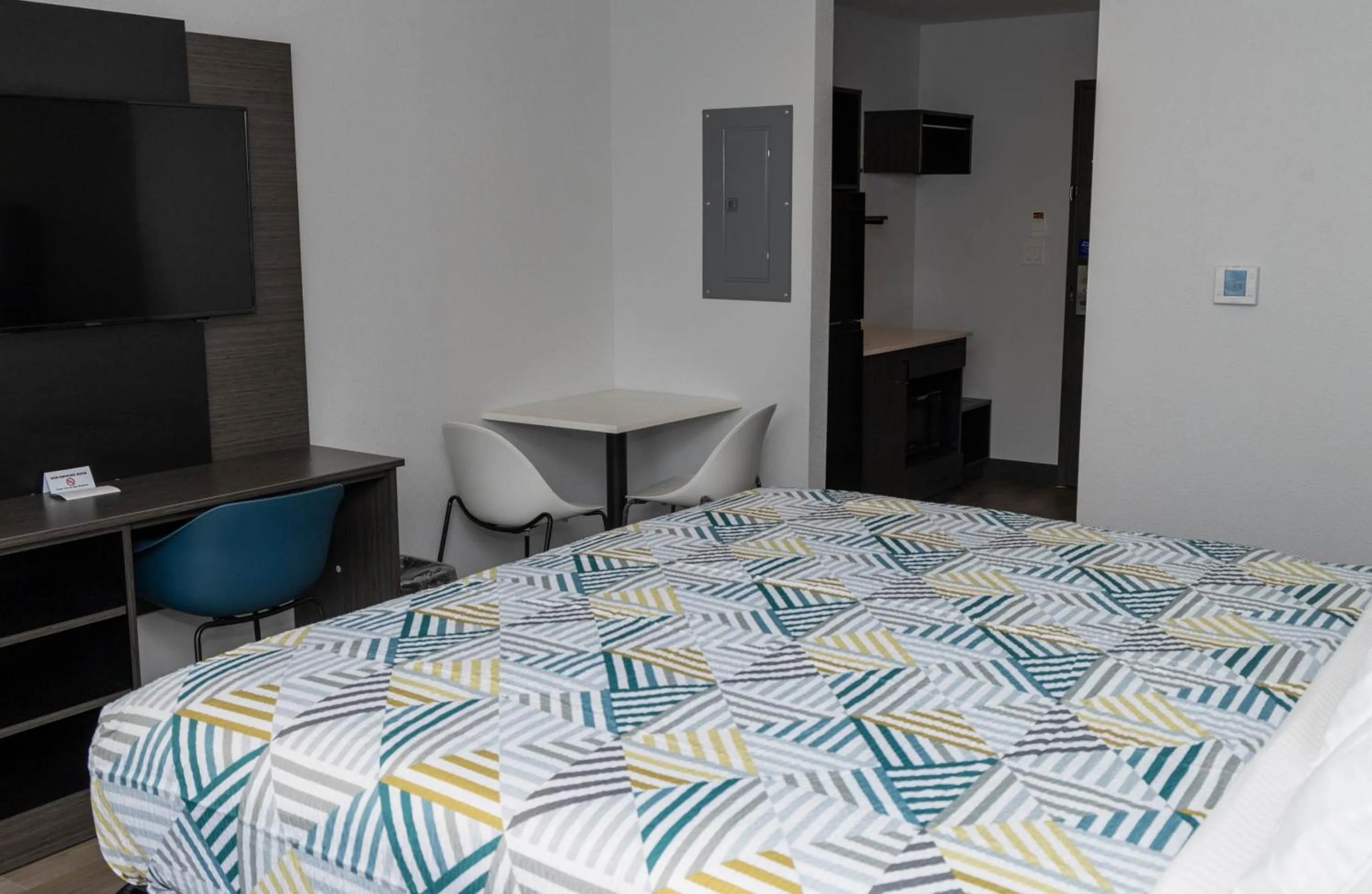 Bedroom, Bed in Studio 6 Fort Worth TX Lake Worth