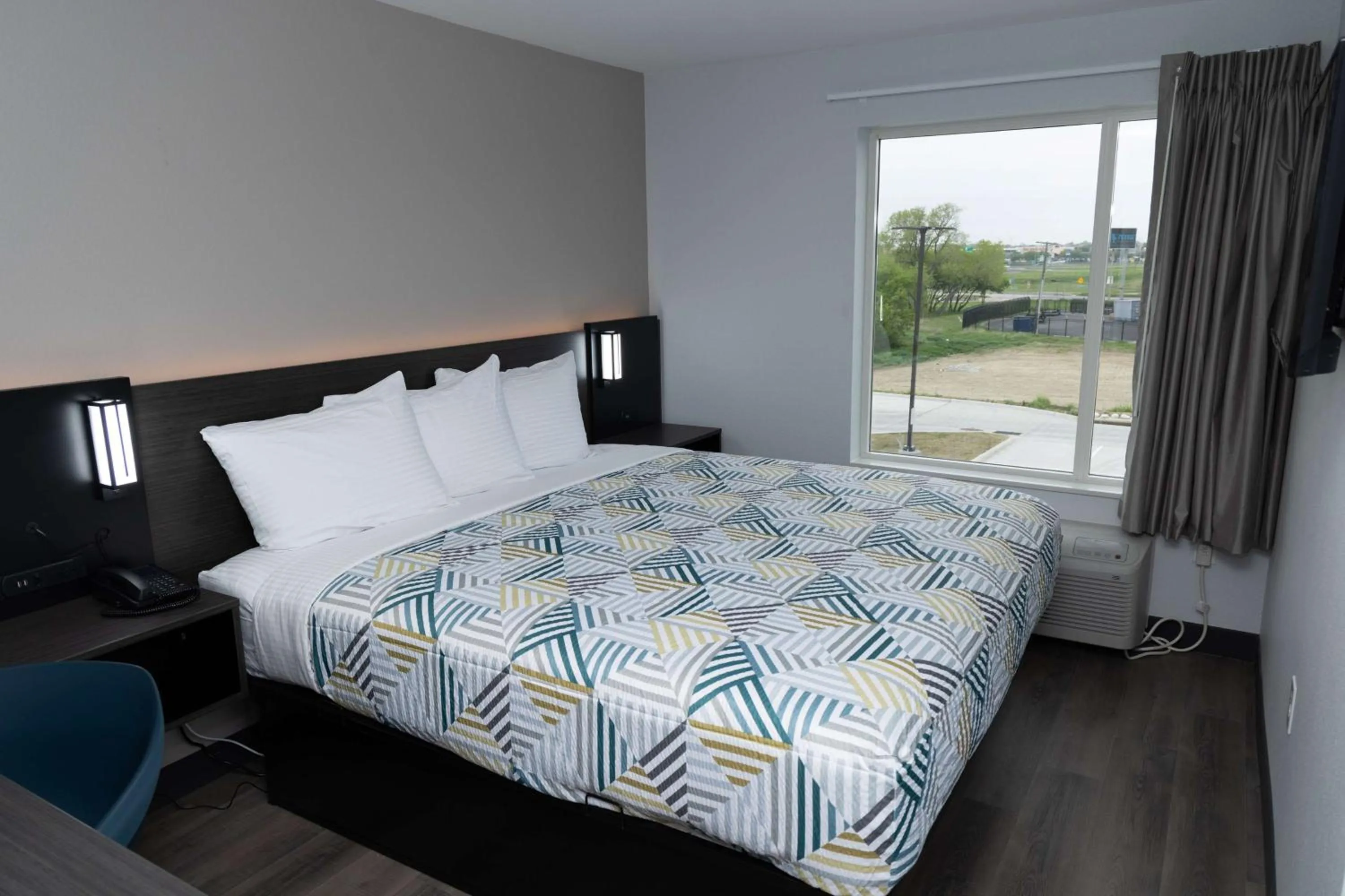 Bedroom, Bed in Studio 6 Fort Worth TX Lake Worth