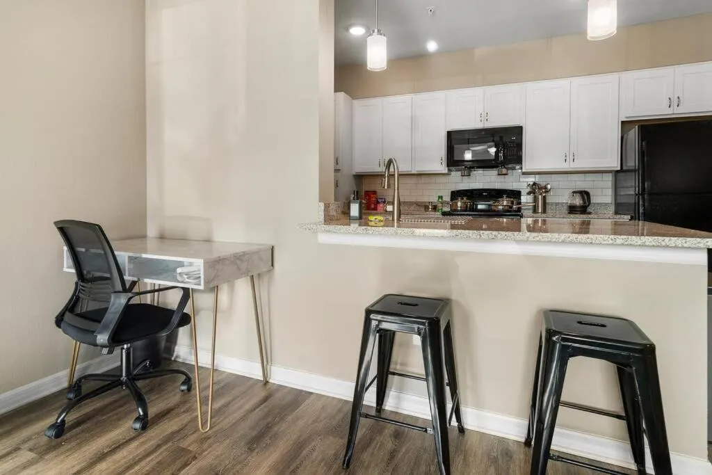 Elegant 1BR/1BA Condo with Pool, Gym and Laundry