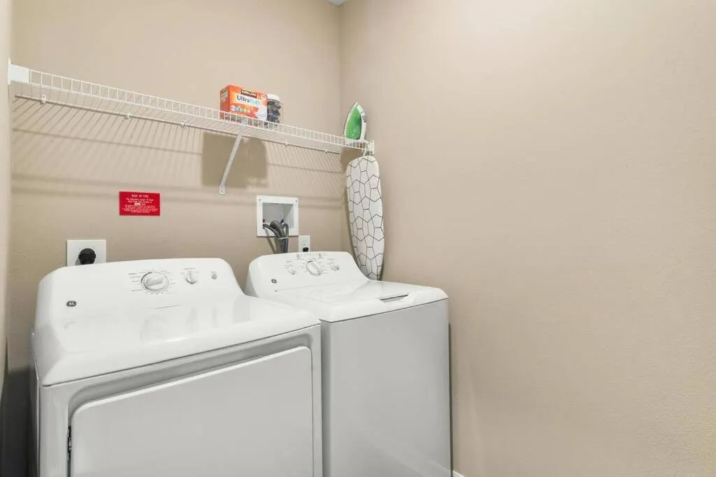 Elegant 1BR/1BA Condo with Pool, Gym and Laundry