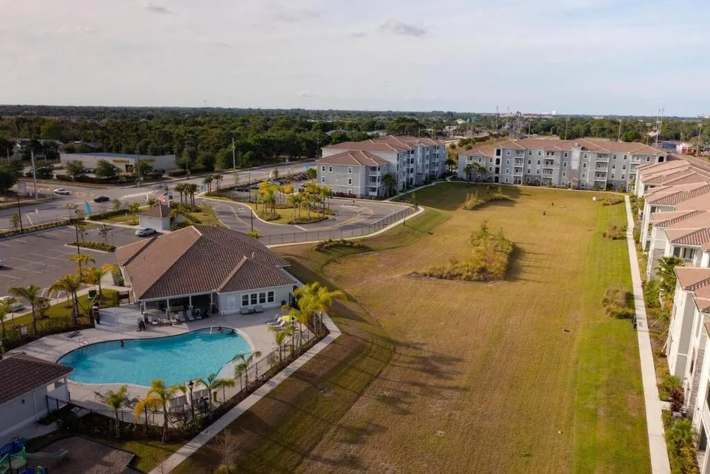 Elegant 1BR/1BA Condo with Pool, Gym and Laundry