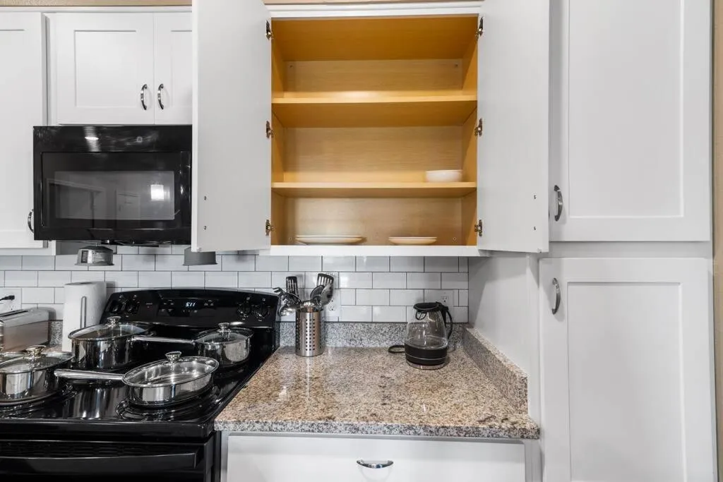 Elegant 1BR/1BA Condo with Pool, Gym and Laundry