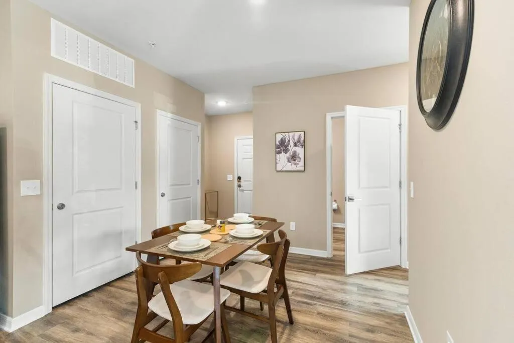 Elegant 1BR/1BA Condo with Pool, Gym and Laundry