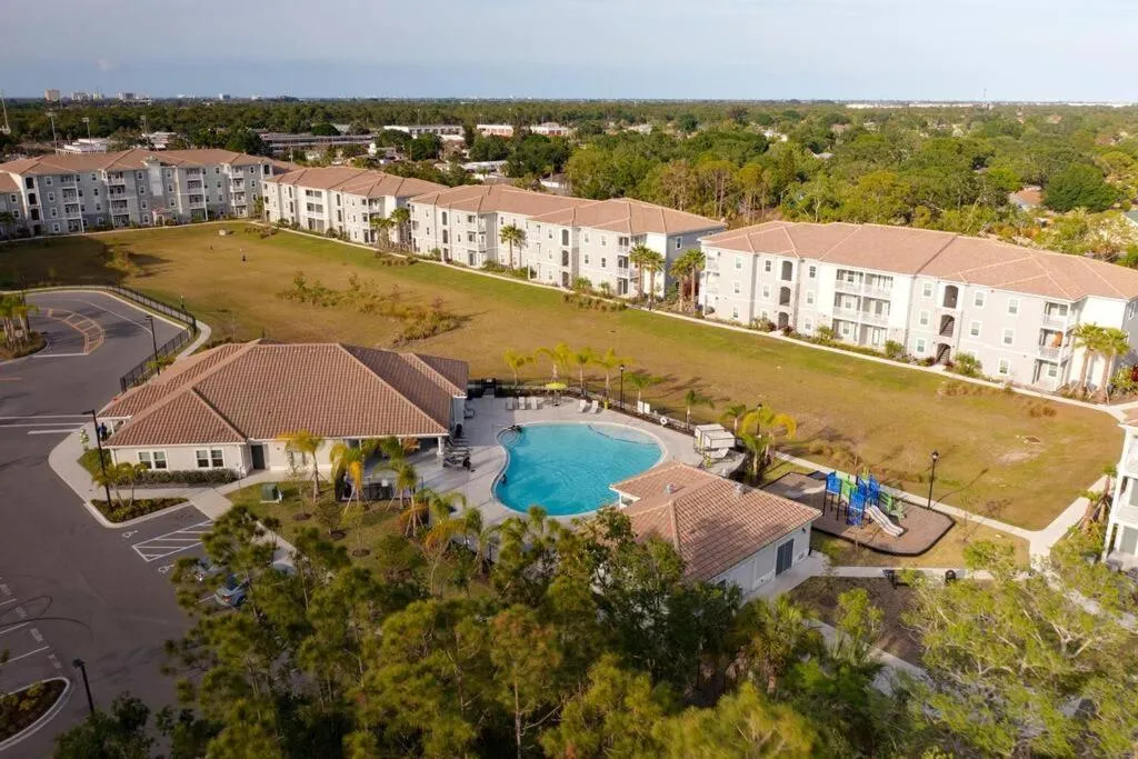 Elegant 1BR/1BA Condo with Pool, Gym and Laundry