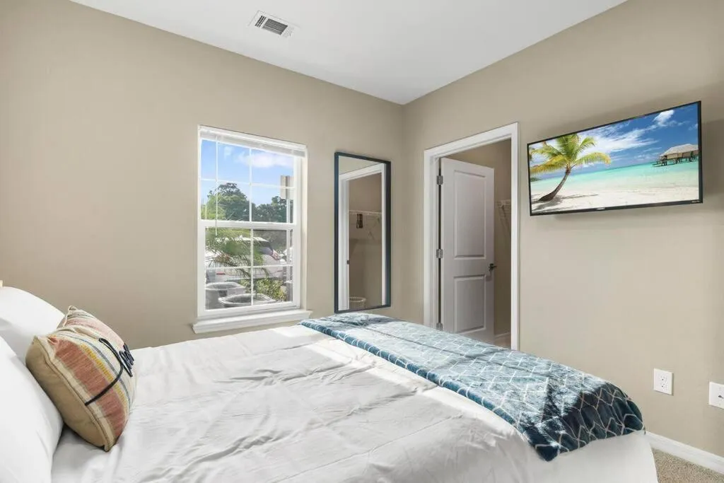 Bed in Elegant 1BR/1BA Condo with Pool, Gym and Laundry