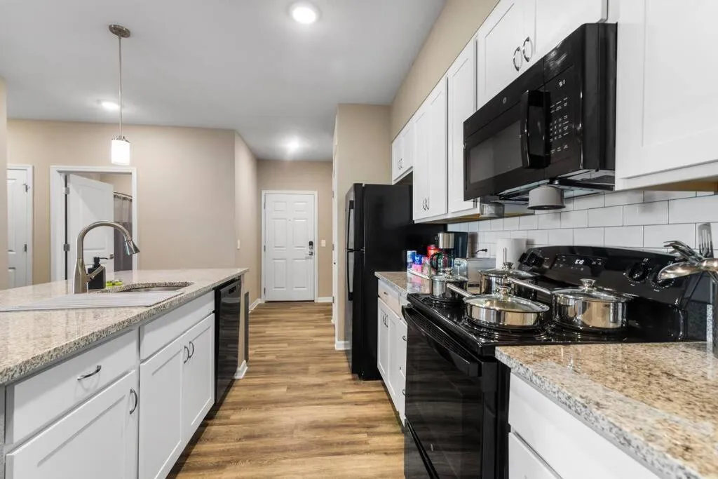 Elegant 1BR/1BA Condo with Pool, Gym and Laundry