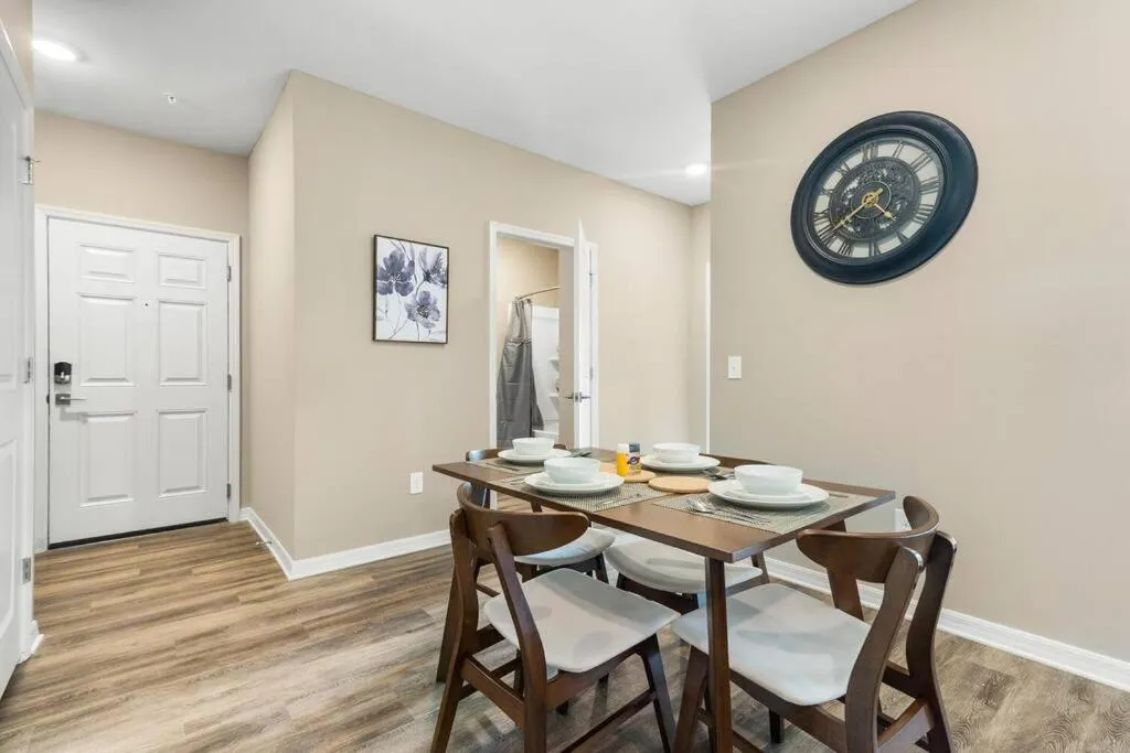 Elegant 1BR/1BA Condo with Pool, Gym and Laundry