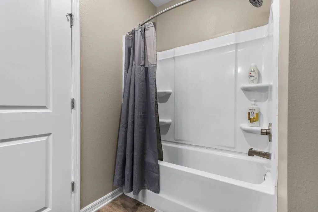 Elegant 1BR/1BA Condo with Pool, Gym and Laundry