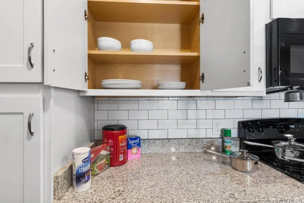 Elegant 1BR/1BA Condo with Pool, Gym and Laundry