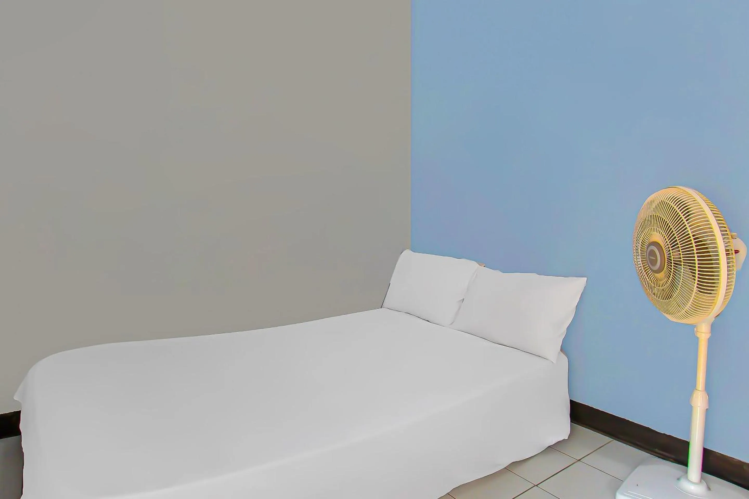 Bedroom in Hotel O Sukandi Homestay Near The Semeton Homestay