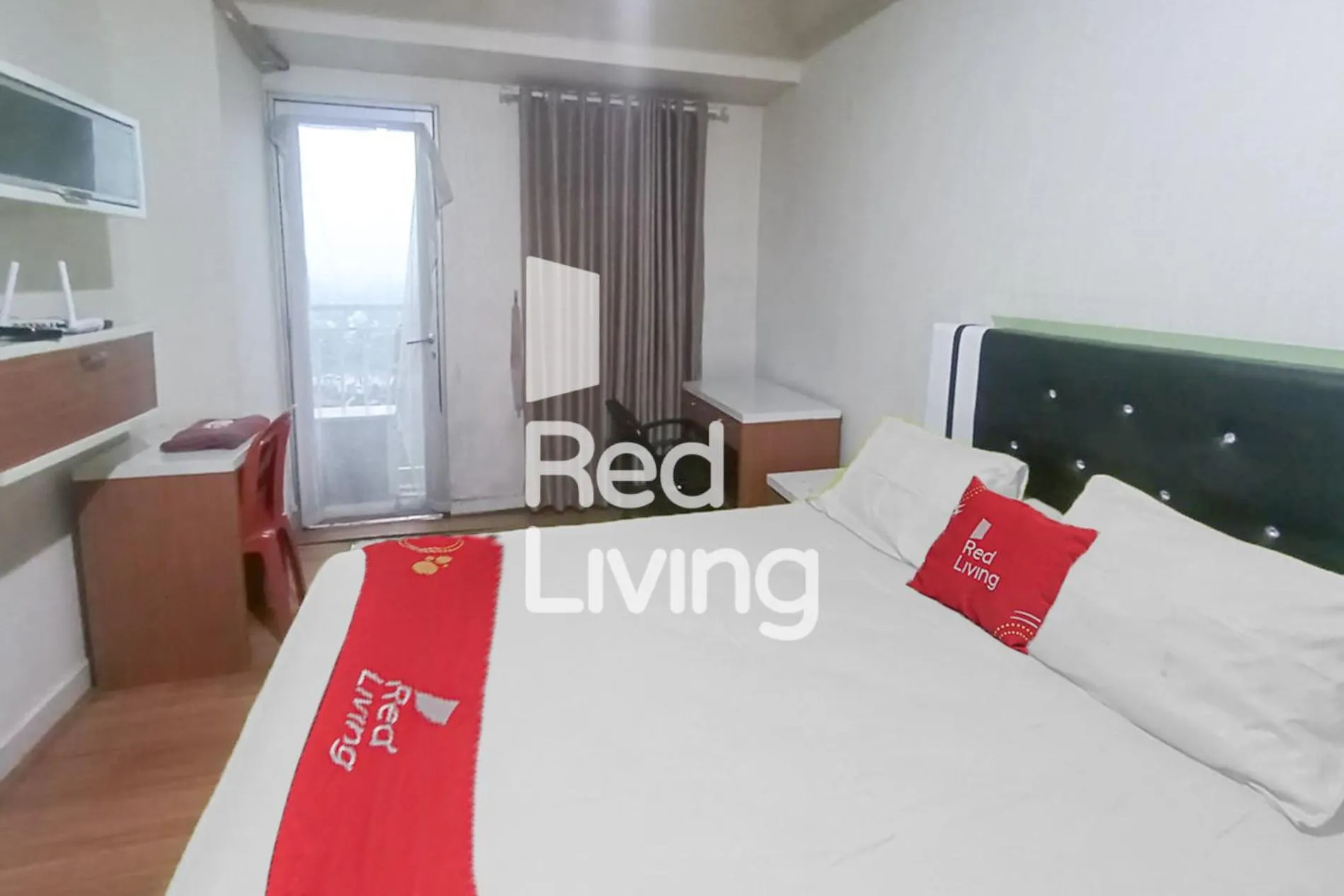 Photo of the whole room, Bed in RedLiving Apartemen Easton Park Jatinangor - Yunus