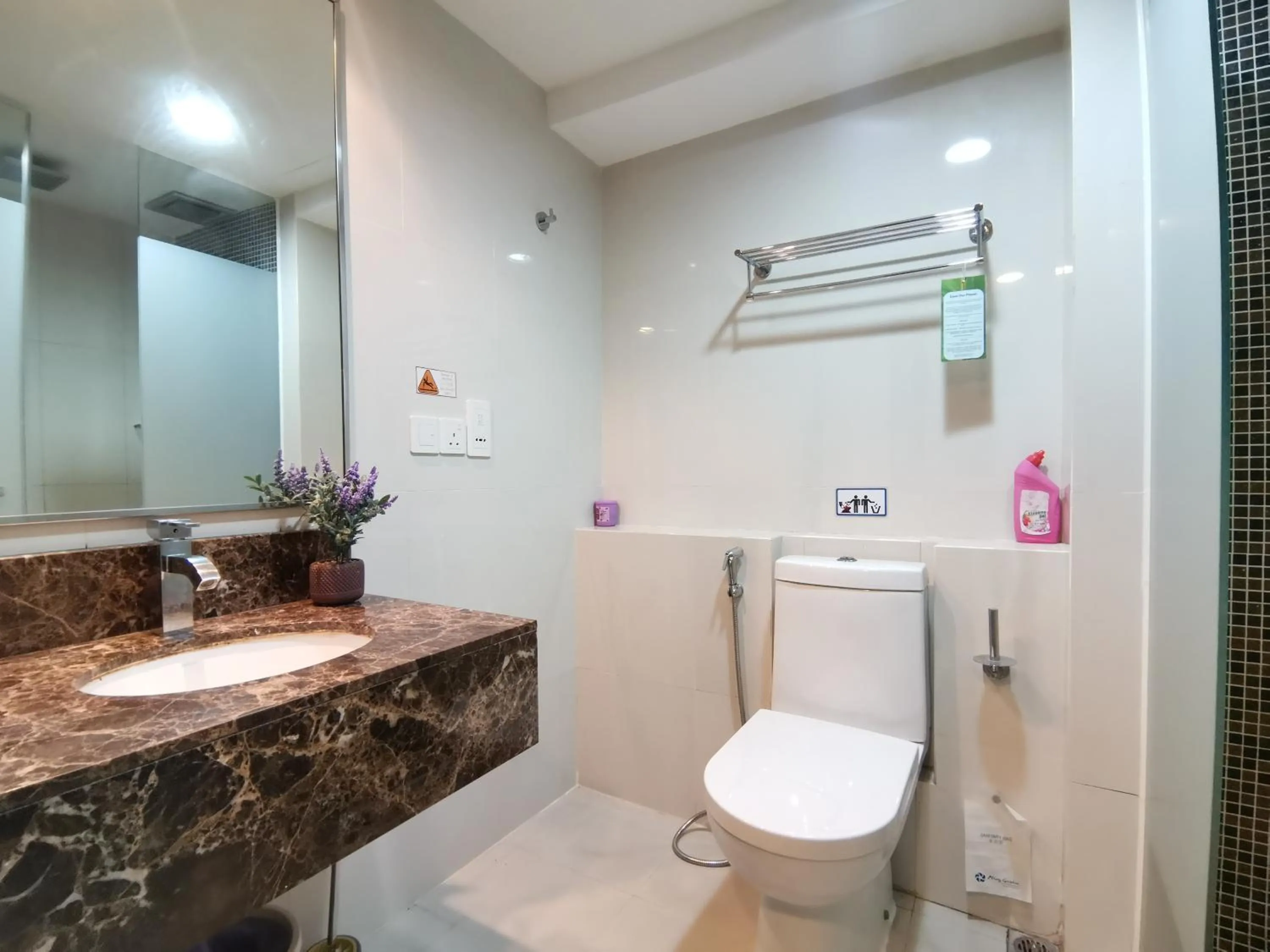 Shower in Greenage MingSuite 明绿时代套房 Kota Kinabalu 亚庇市中心