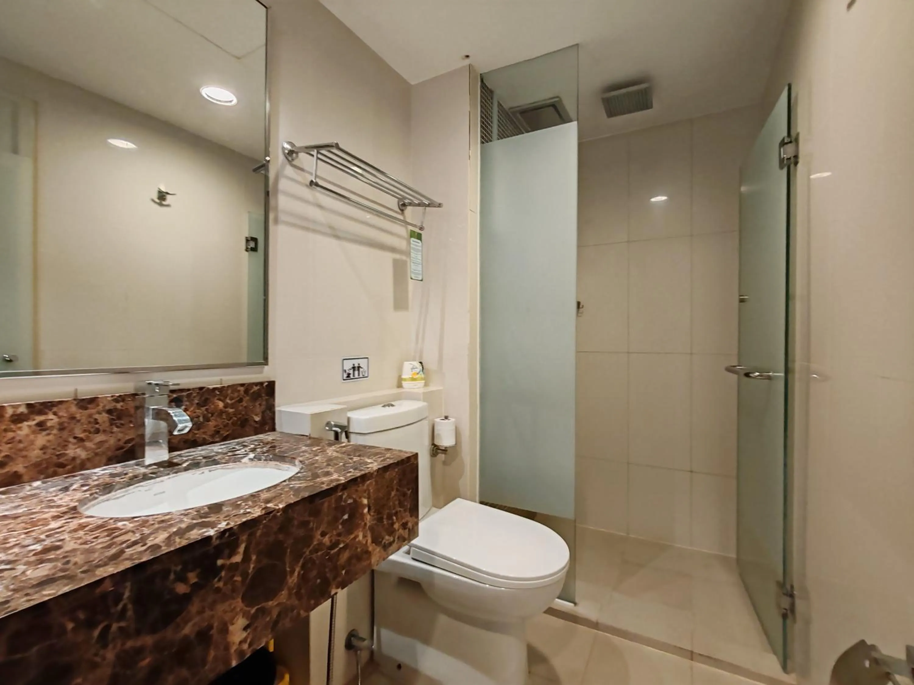 Shower in Greenage MingSuite 明绿时代套房 Kota Kinabalu 亚庇市中心