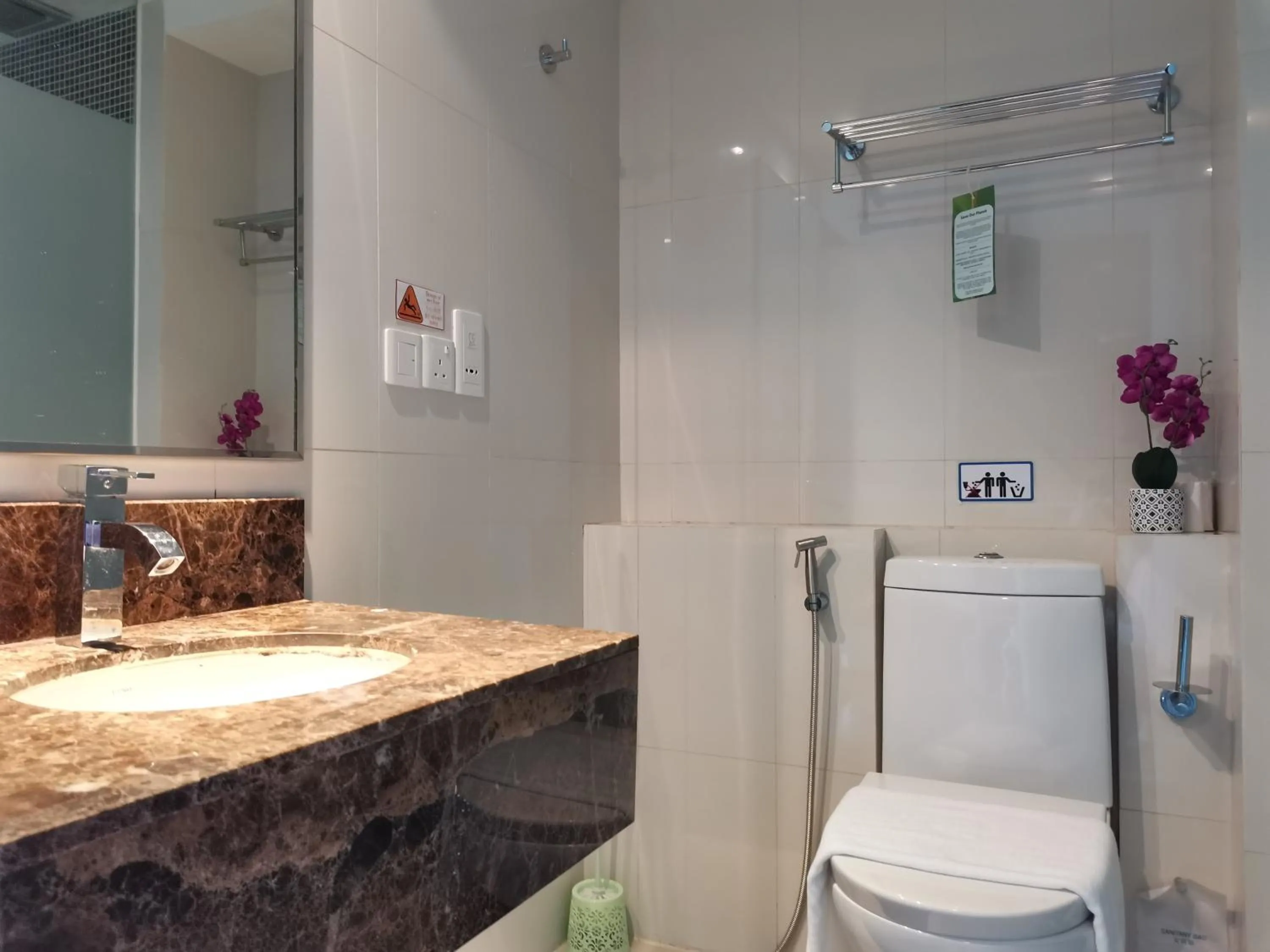 Shower in Greenage MingSuite 明绿时代套房 Kota Kinabalu 亚庇市中心