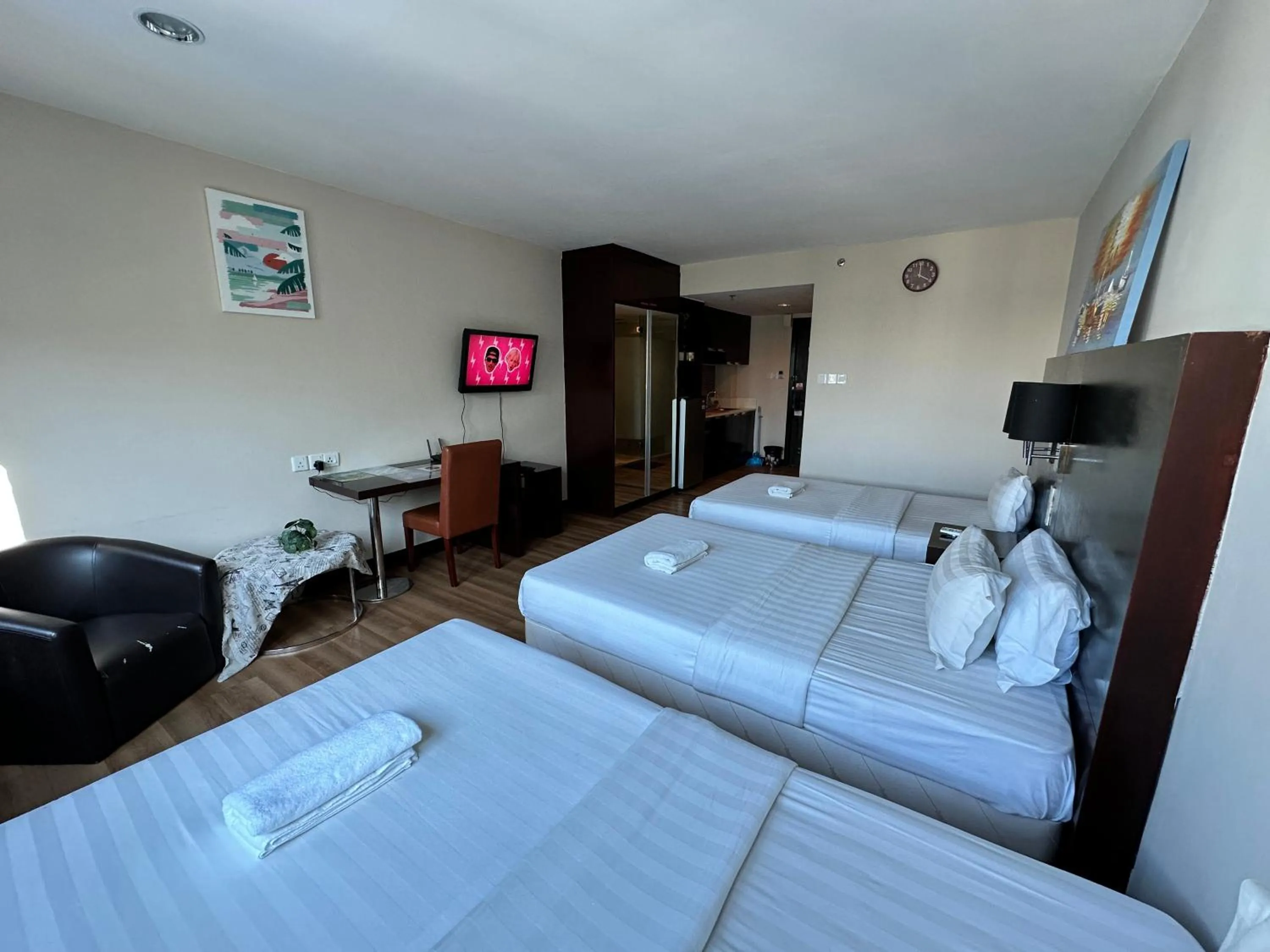 Photo of the whole room, Bed in Greenage MingSuite 明绿时代套房 Kota Kinabalu 亚庇市中心