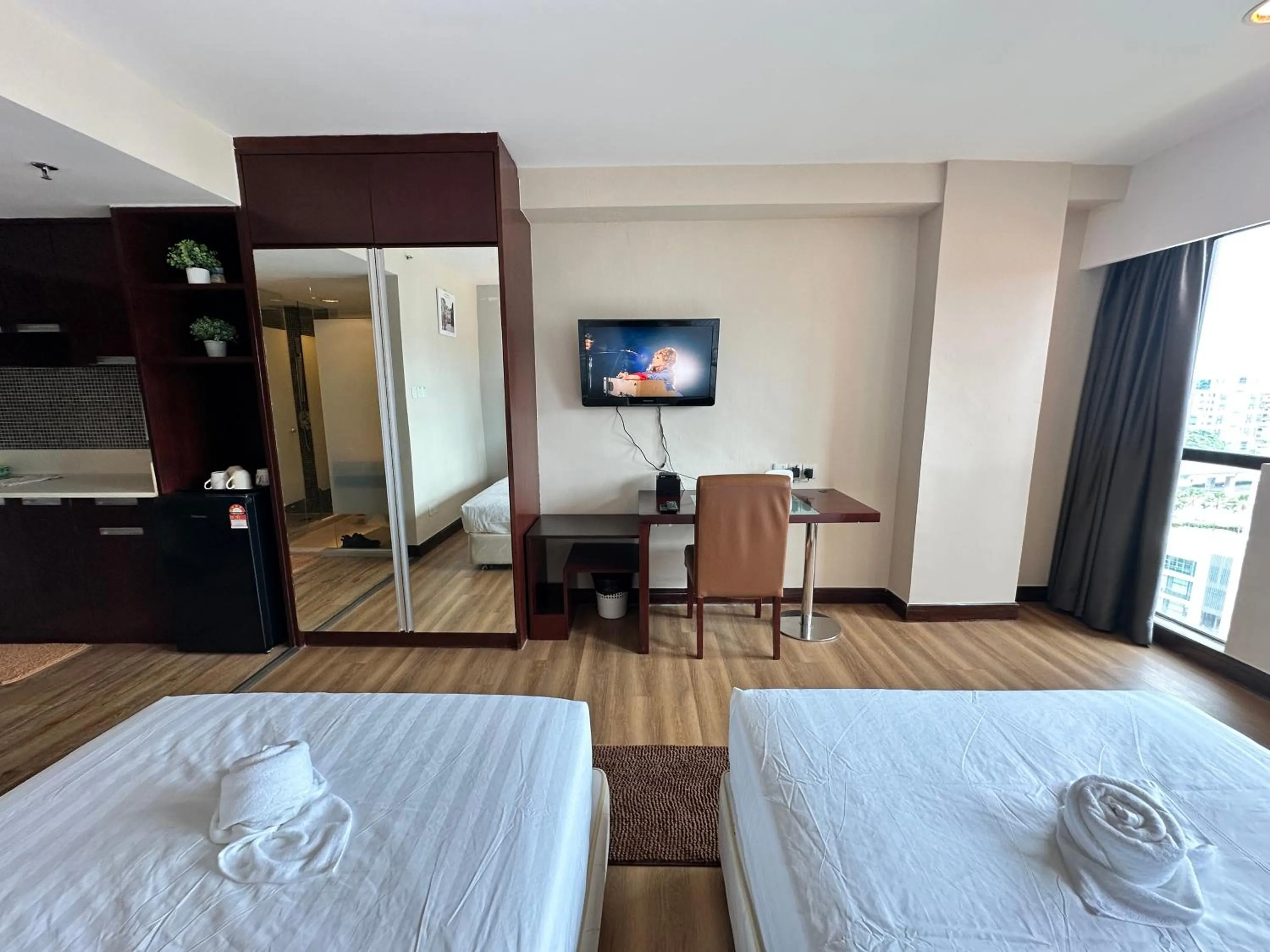 Photo of the whole room, Bed in Greenage MingSuite 明绿时代套房 Kota Kinabalu 亚庇市中心