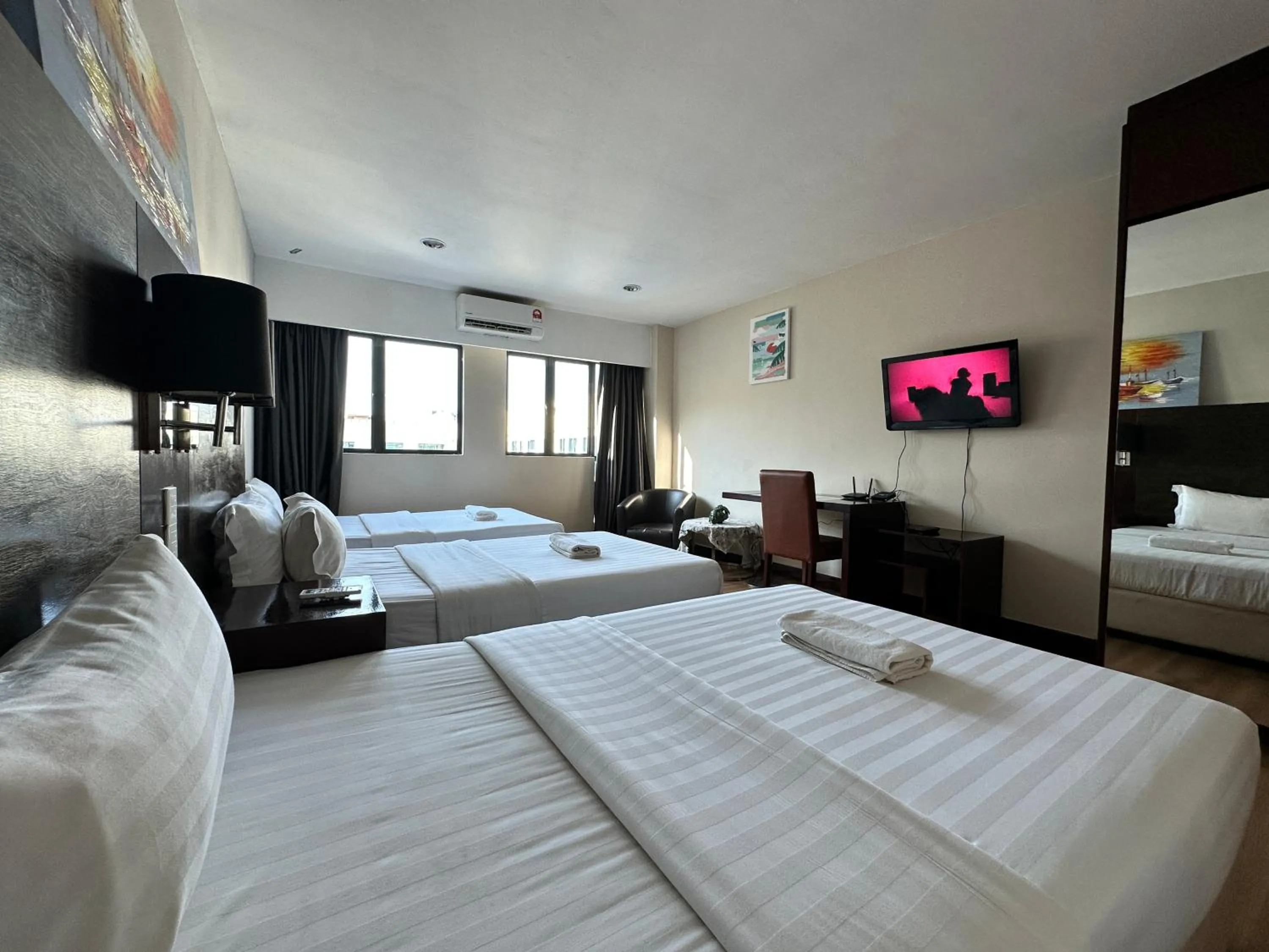 Photo of the whole room, Bed in Greenage MingSuite 明绿时代套房 Kota Kinabalu 亚庇市中心