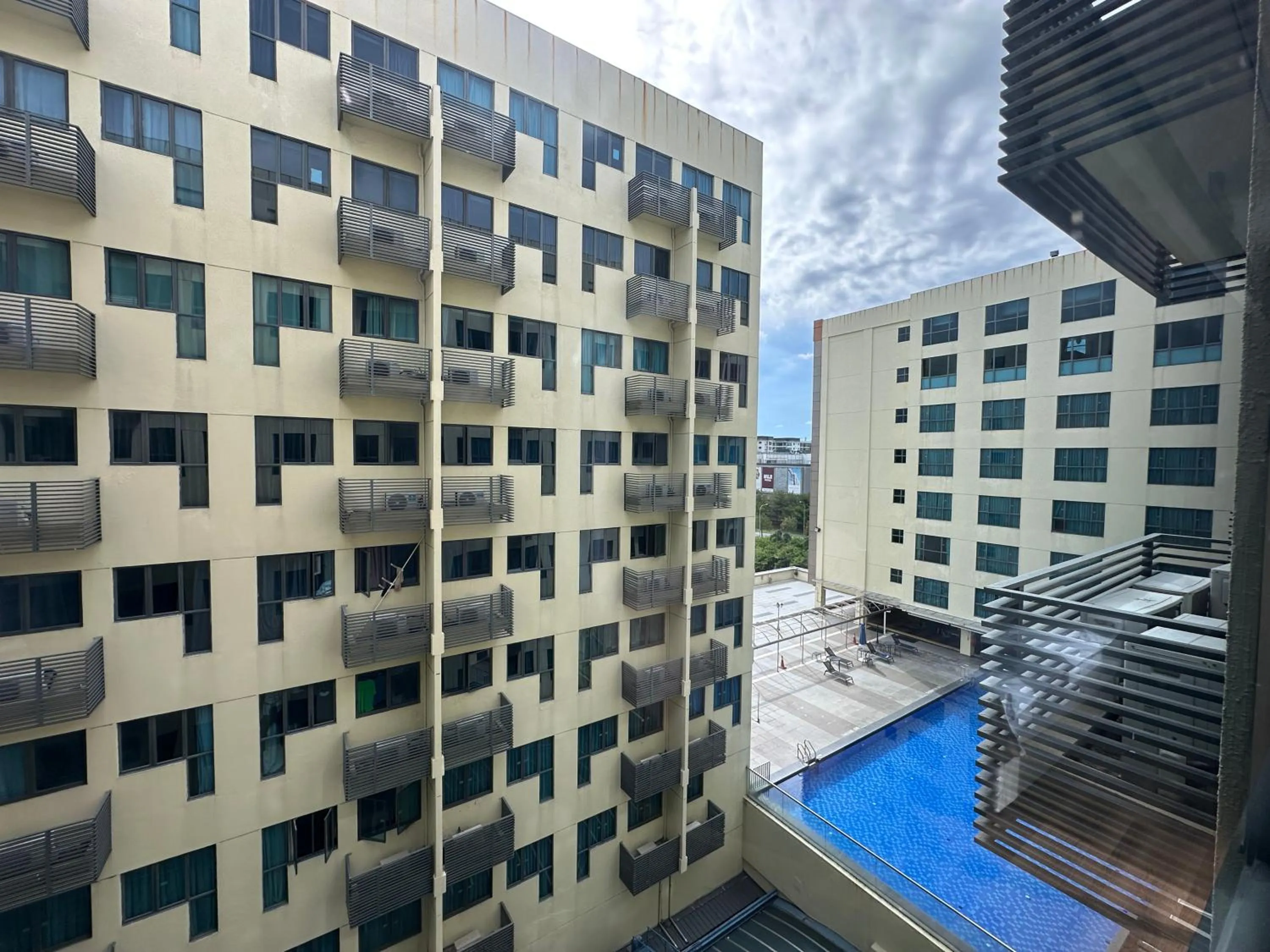 Pool view in Greenage MingSuite 明绿时代套房 Kota Kinabalu 亚庇市中心