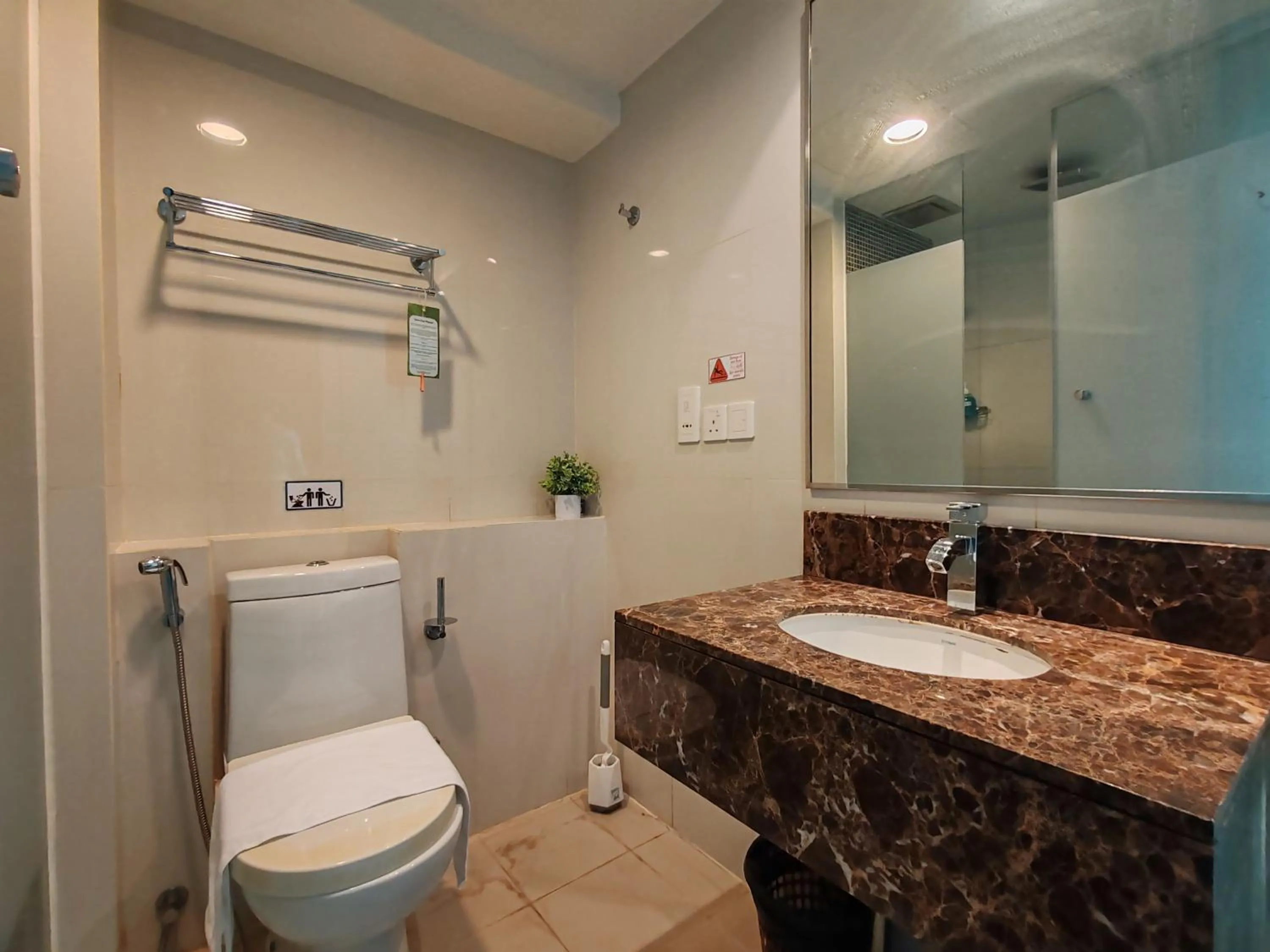 Shower in Greenage MingSuite 明绿时代套房 Kota Kinabalu 亚庇市中心