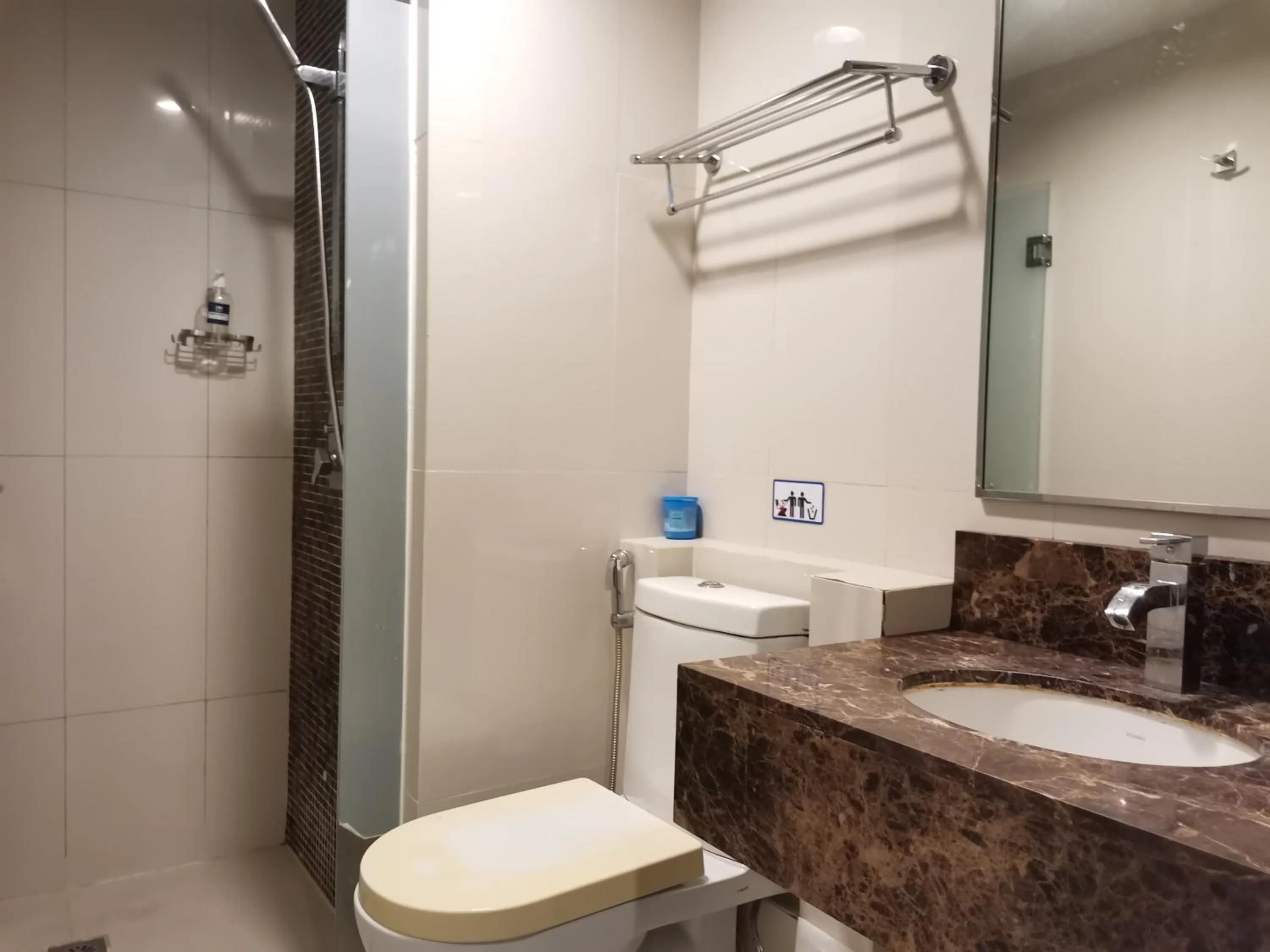 Shower in Greenage MingSuite 明绿时代套房 Kota Kinabalu 亚庇市中心