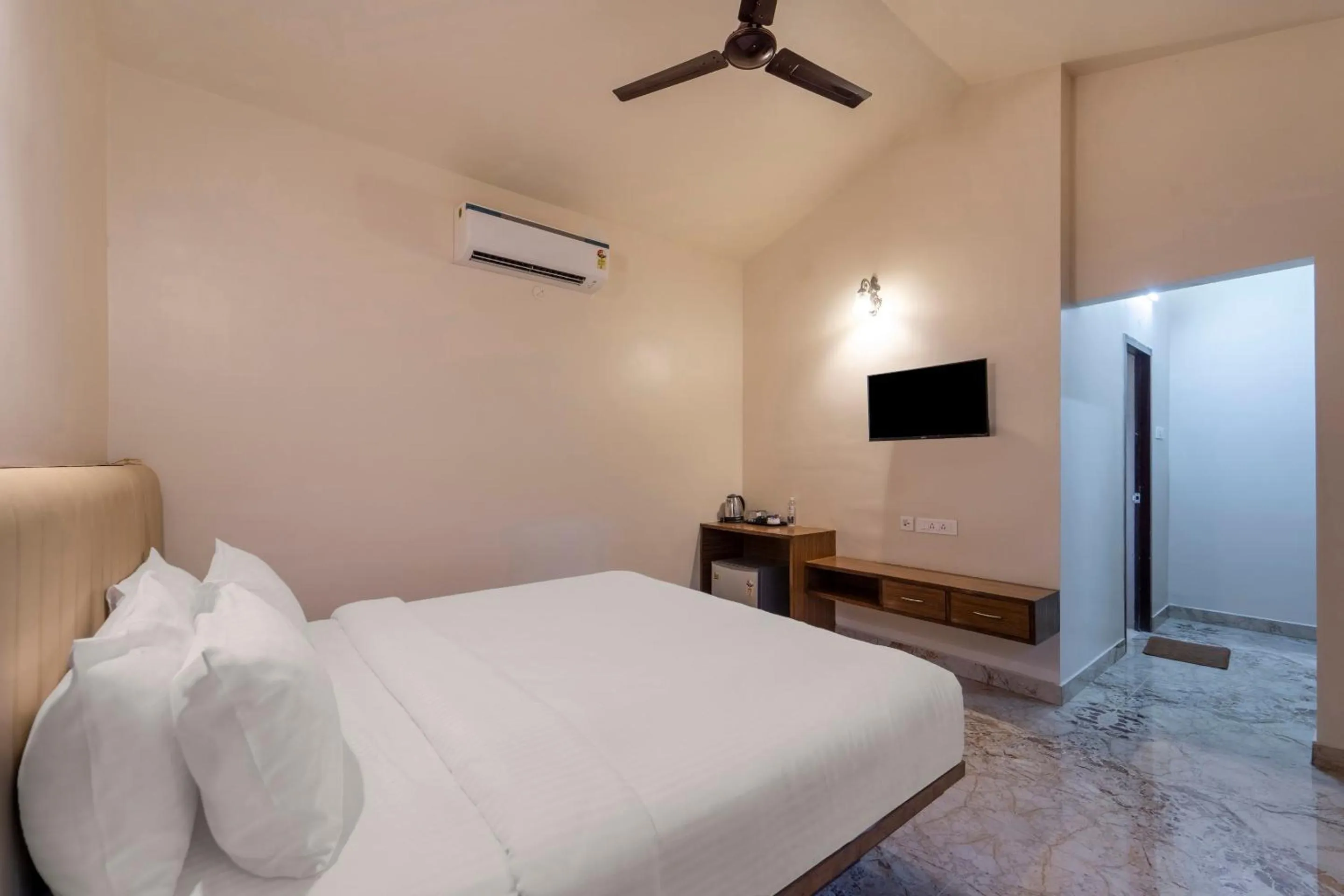 Bedroom, Bed in Palette - Coastal Grand Hotels & Resorts, OMR