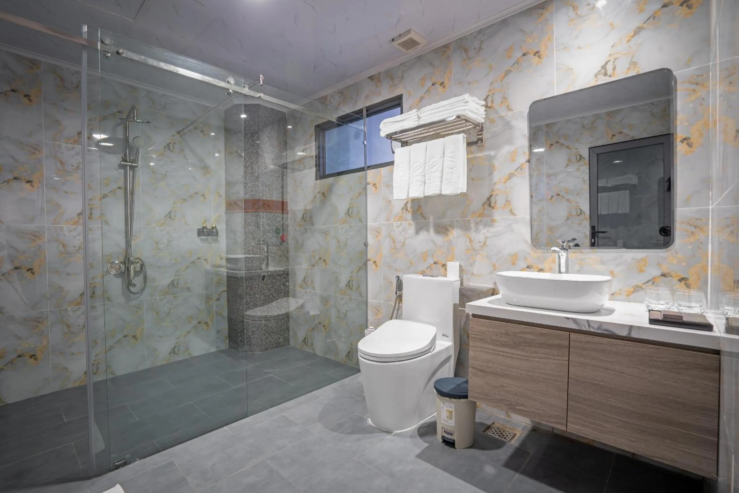 Shower in DONG PHUONG HOTEL