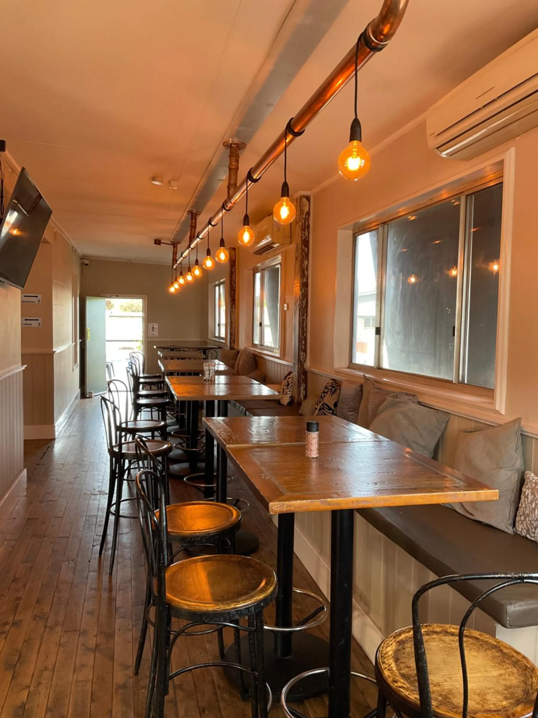 Restaurant/places to eat in The Light Horse Hotel