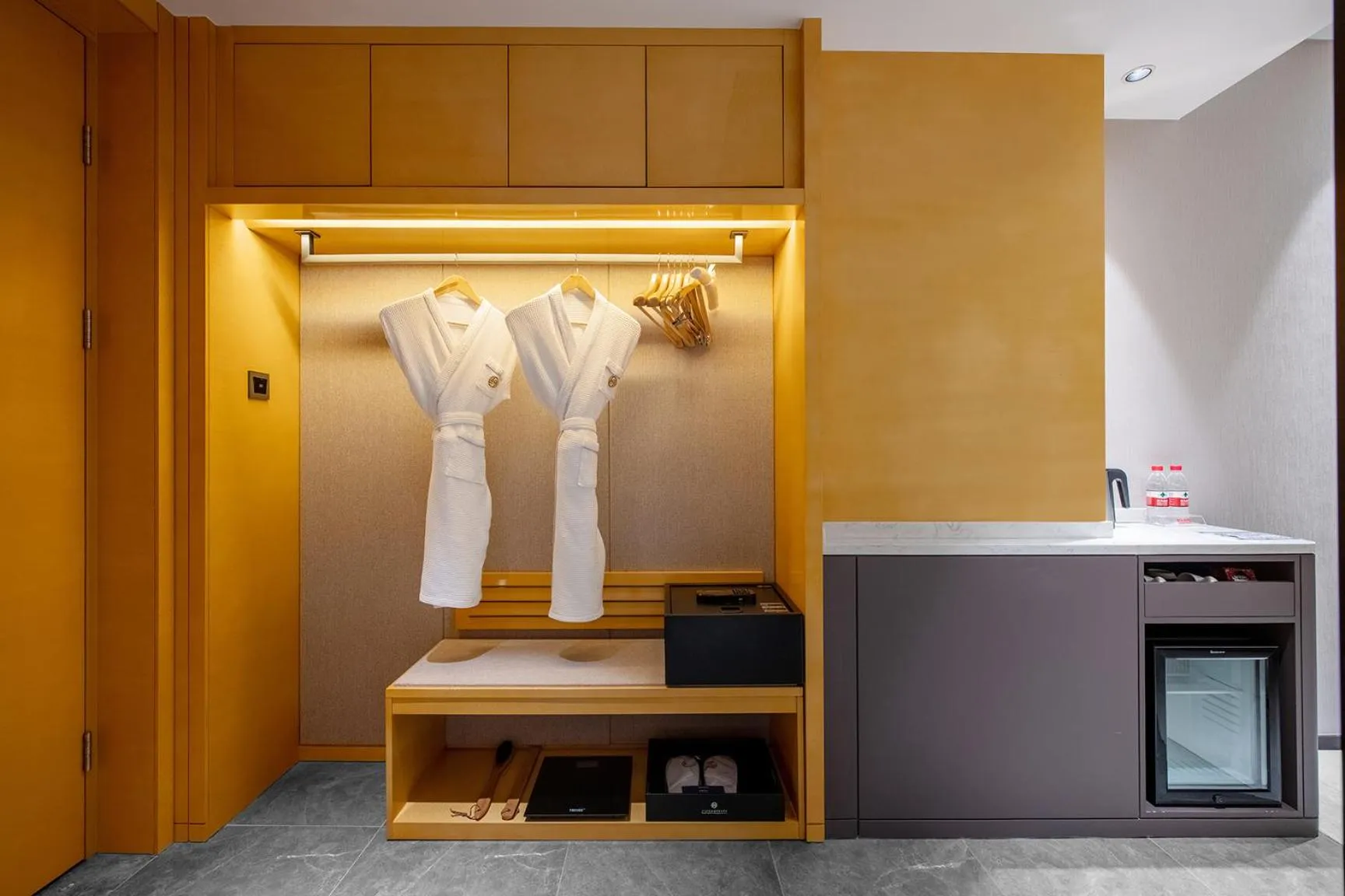 wardrobe in Guangzhou Southern Airlines Pearl Airport Hotel