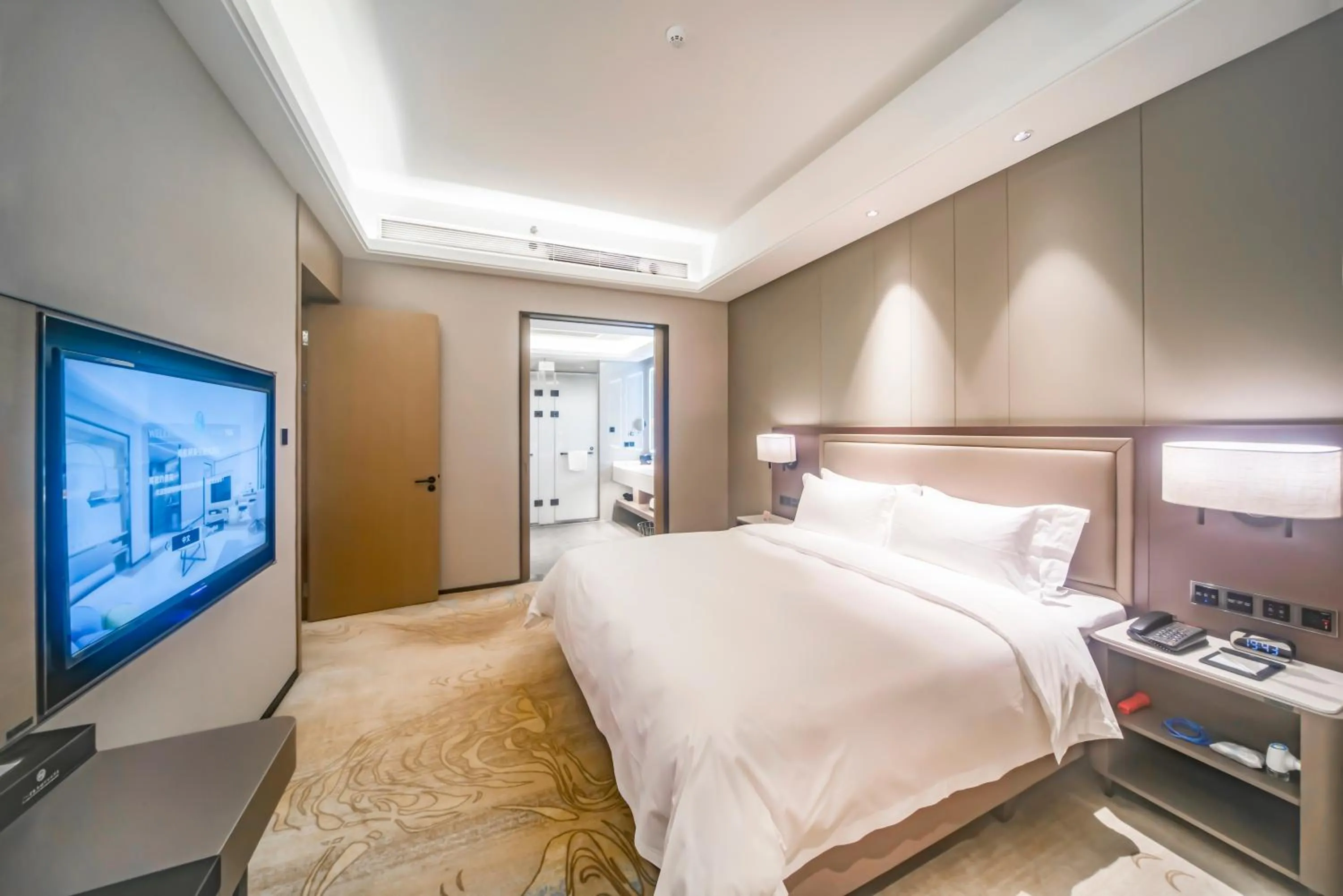 Photo of the whole room, Bed in Guangzhou Southern Airlines Pearl Airport Hotel
