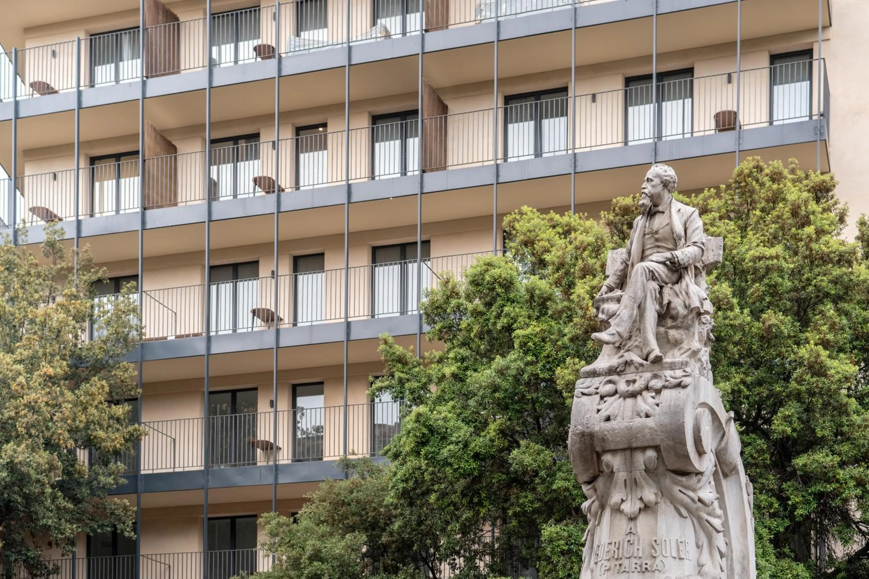 Facade/entrance in TSA La Rambla