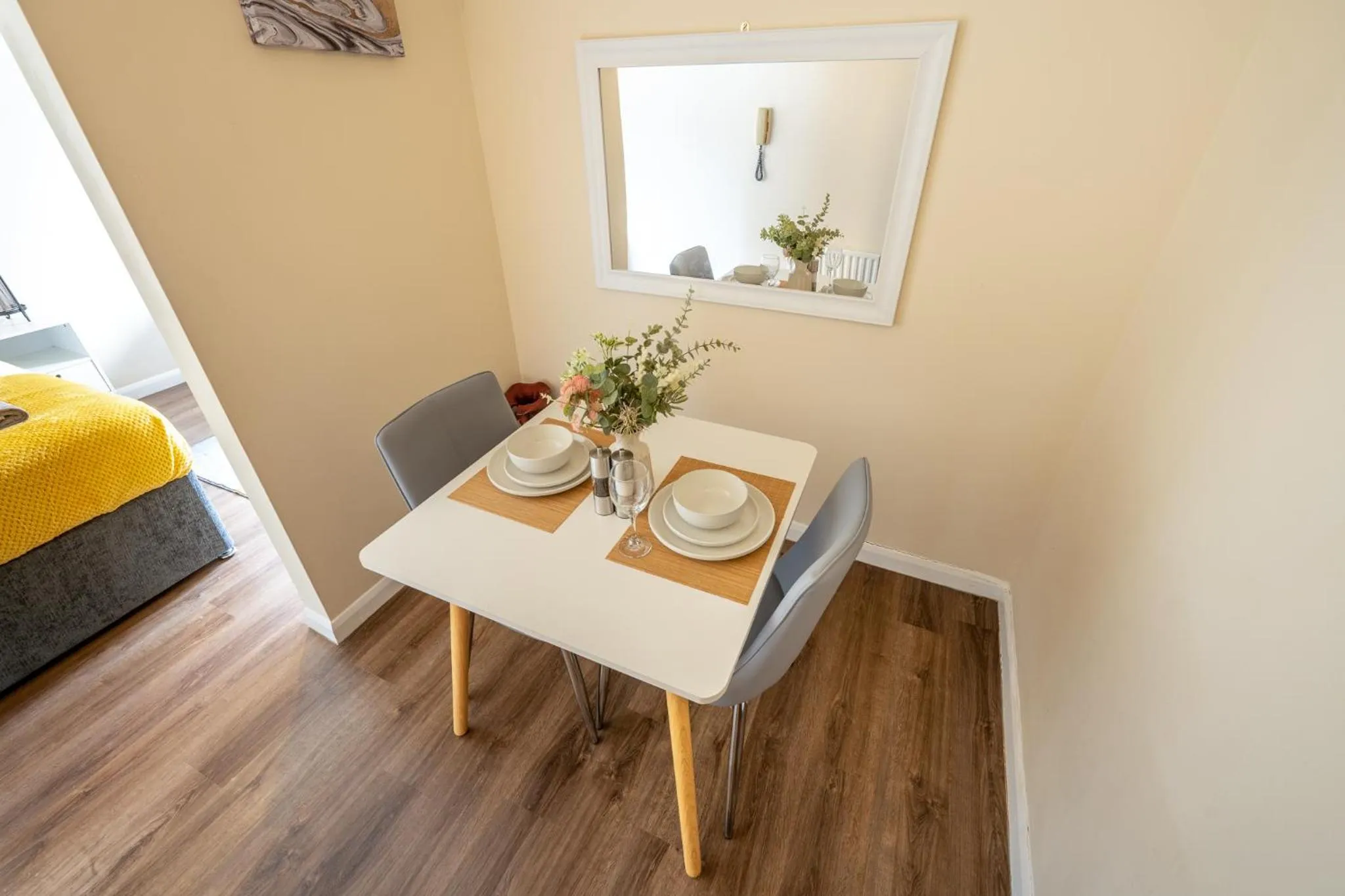 Dining area in Grange Studio Apartment - Heathrow