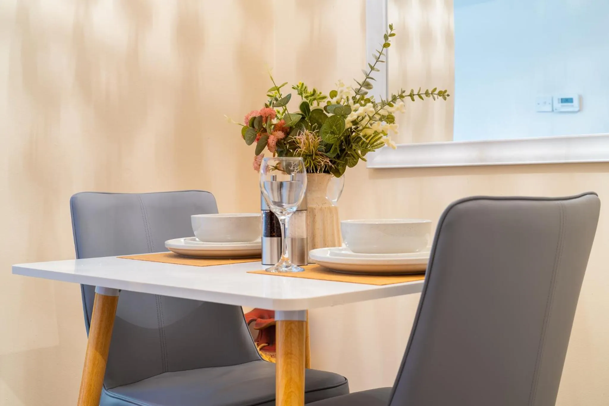 Dining area in Grange Studio Apartment - Heathrow