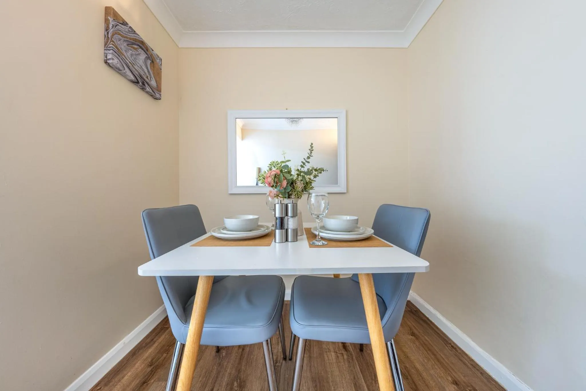 Dining area in Grange Studio Apartment - Heathrow
