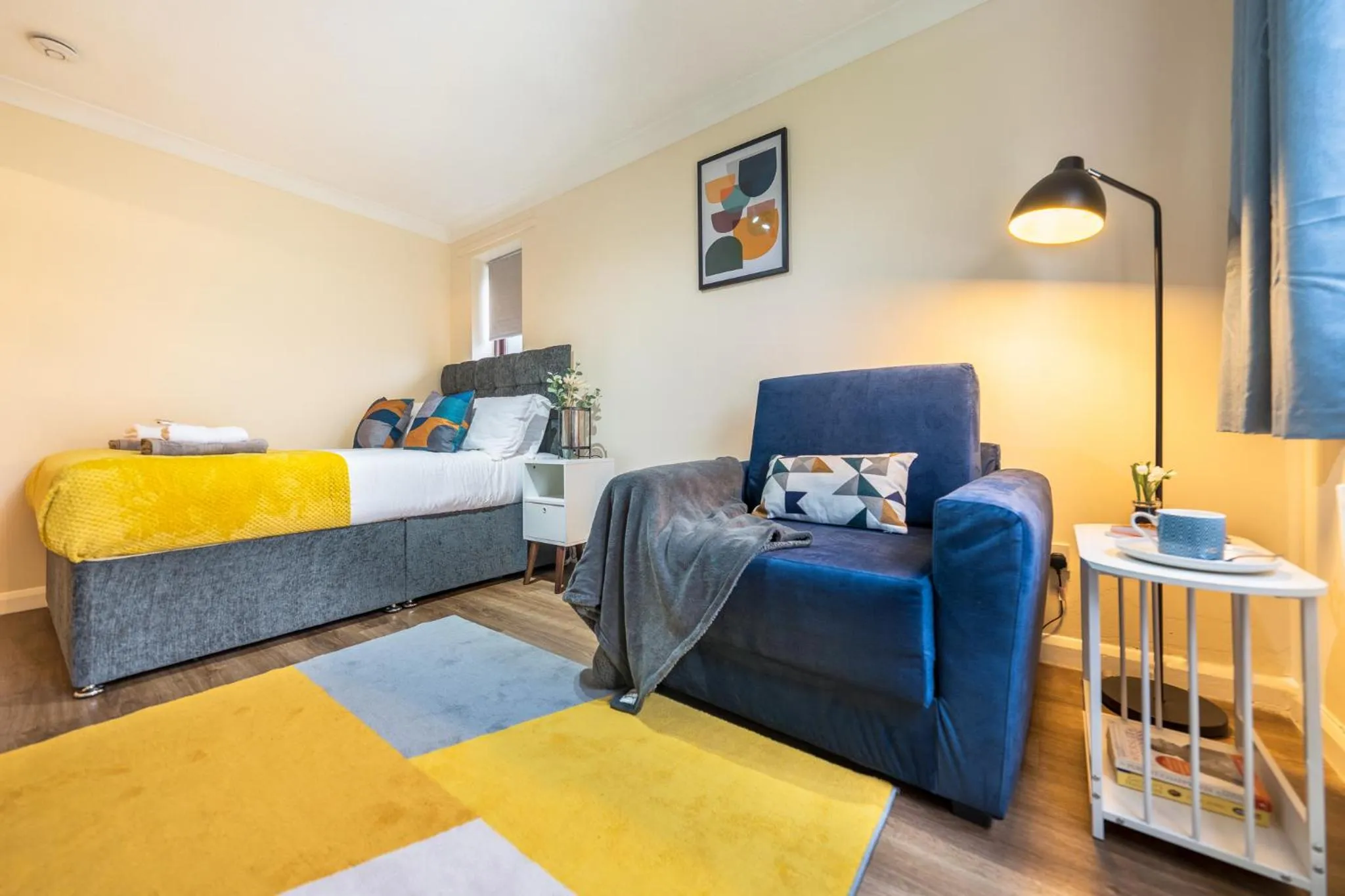 Bedroom, Bed in Grange Studio Apartment - Heathrow