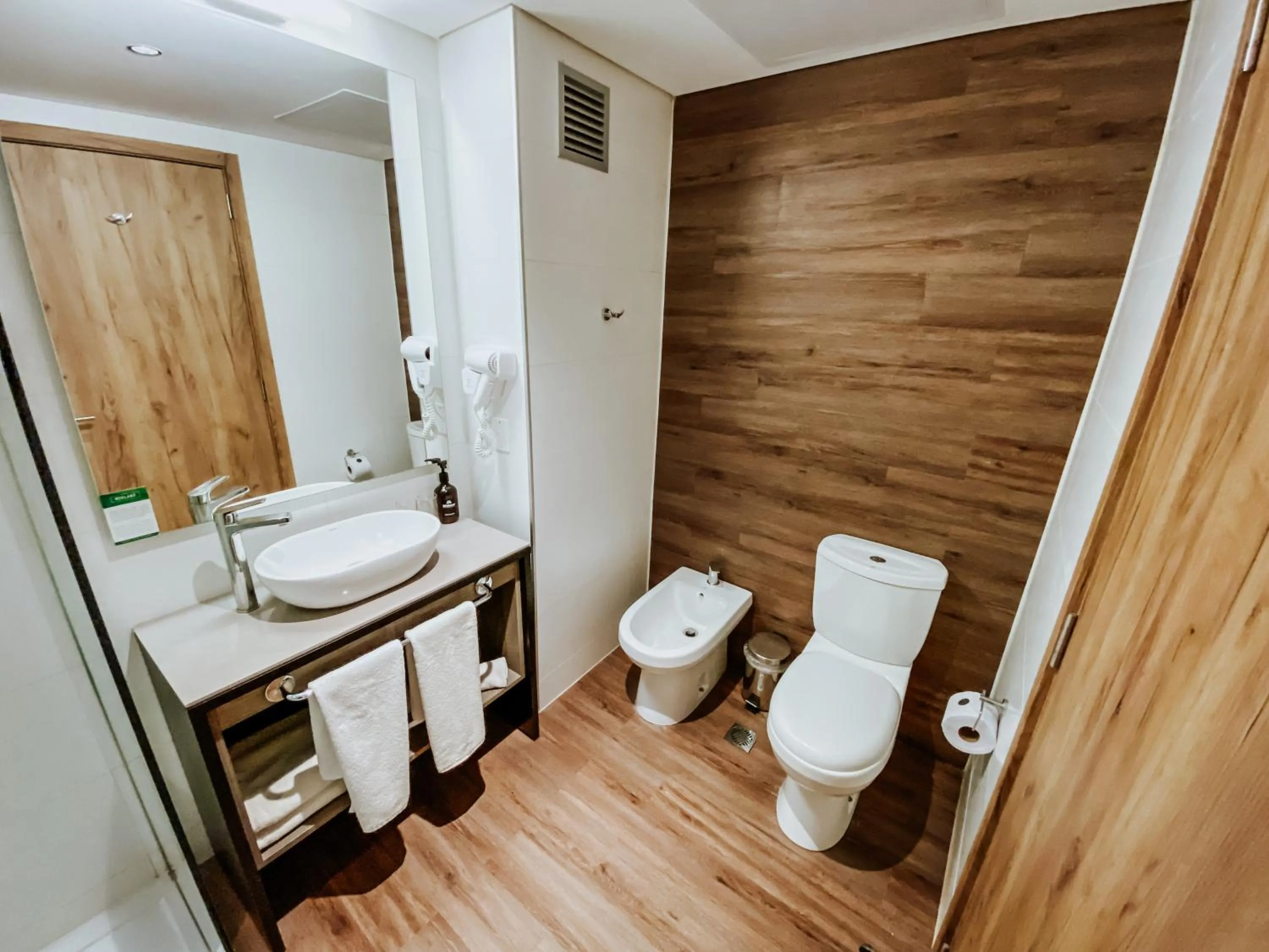 Shower in Midland Hotel & Resort All Inclusive