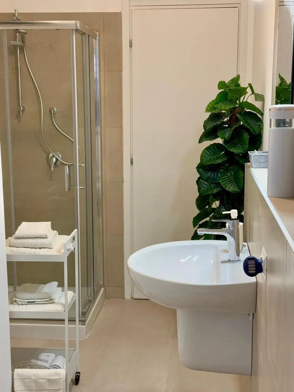 Shower in Quintino Sella rooms