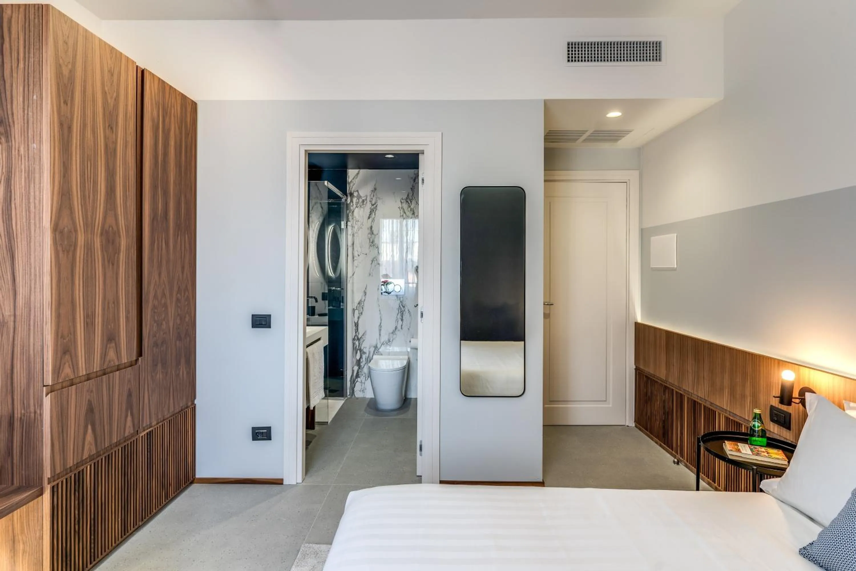 Photo of the whole room, Bed in Sospeso Boutique Hotel