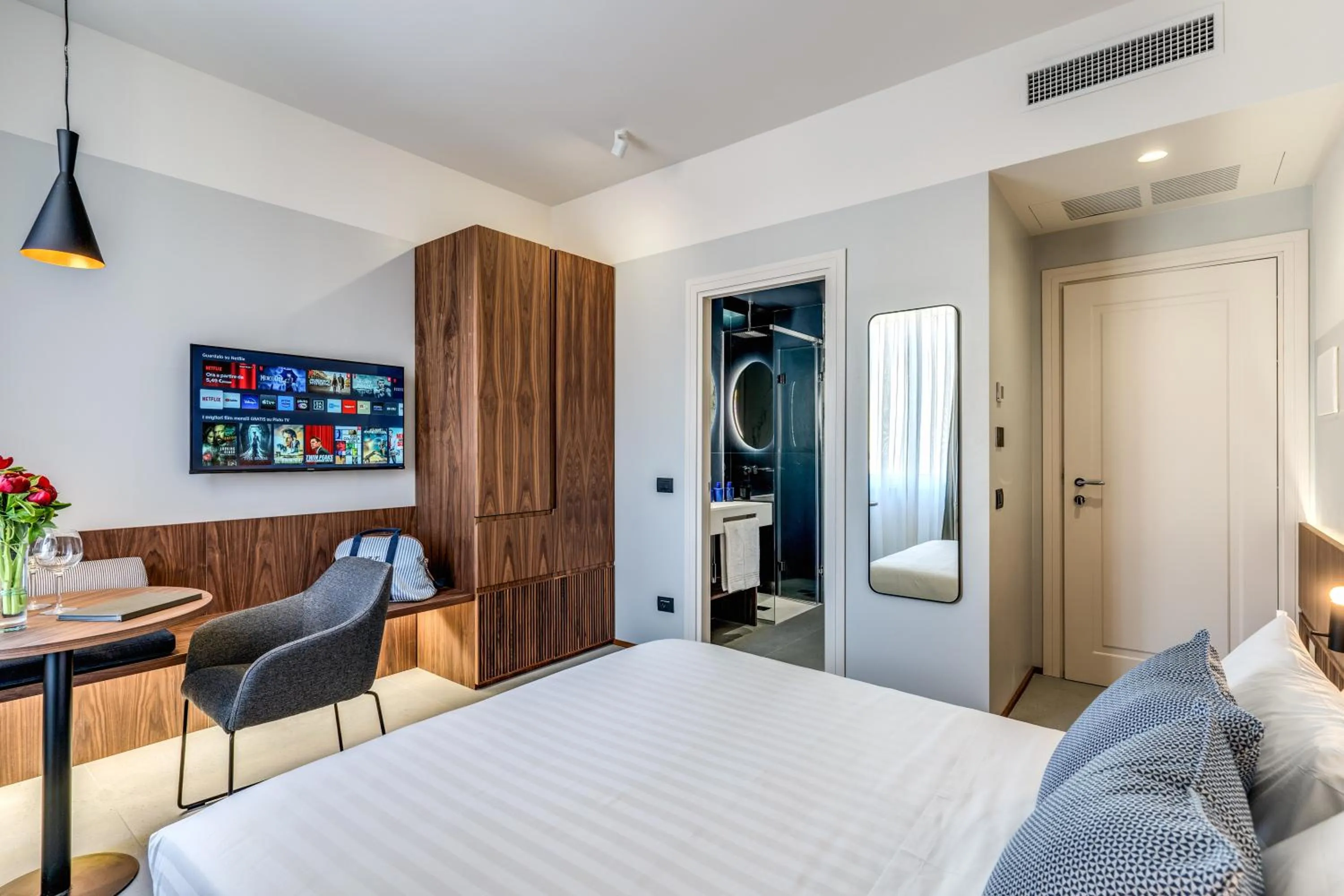 Photo of the whole room, Bed in Sospeso Boutique Hotel