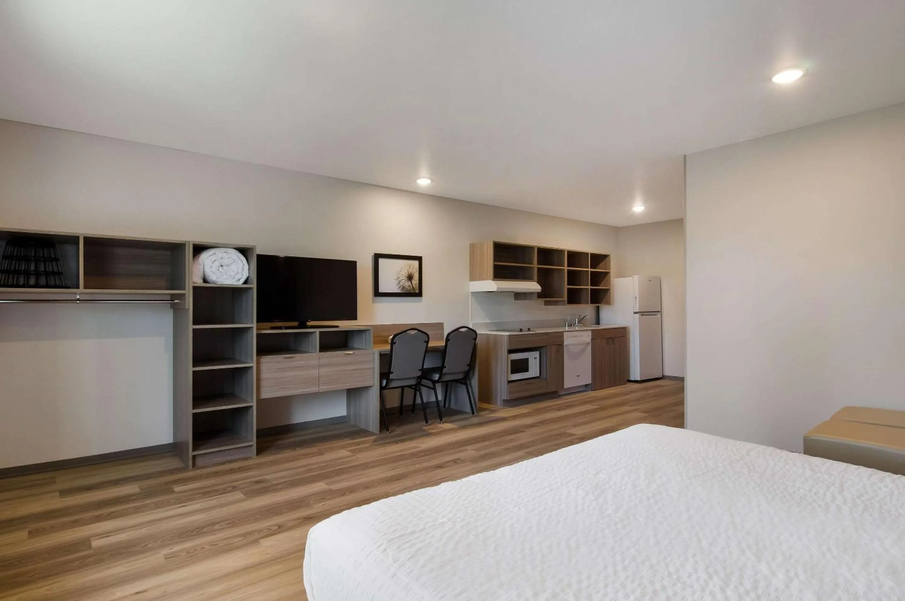 Bedroom, Bed in WoodSpring Suites Olympia - Lacey